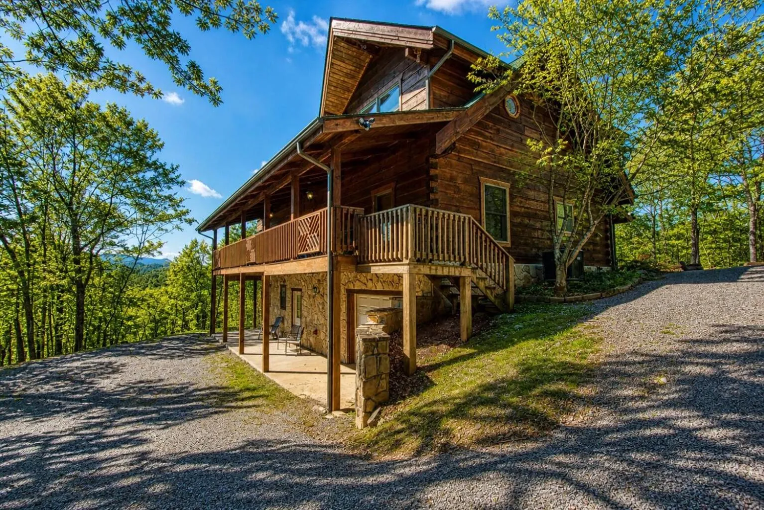 Livin' Lodge, Hot Tub, WIFI, 560 FREE tickets each paid day, Pool Table, WIFI!