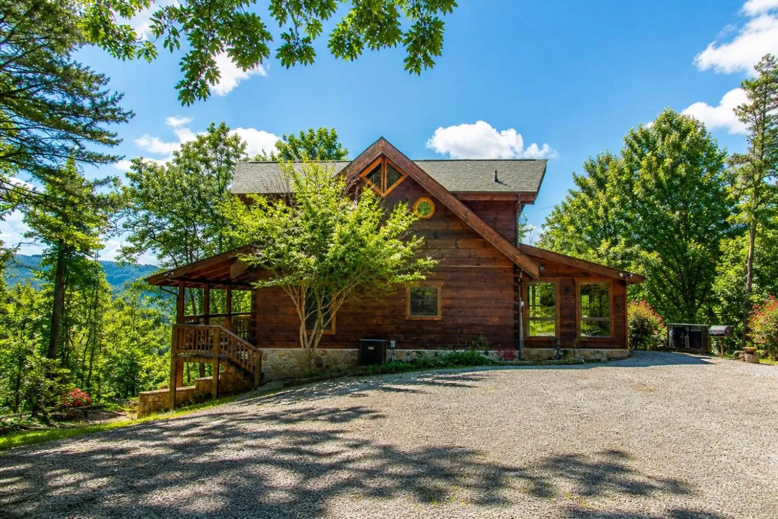 Livin' Lodge, Hot Tub, WIFI, 560 FREE tickets each paid day, Pool Table, WIFI!