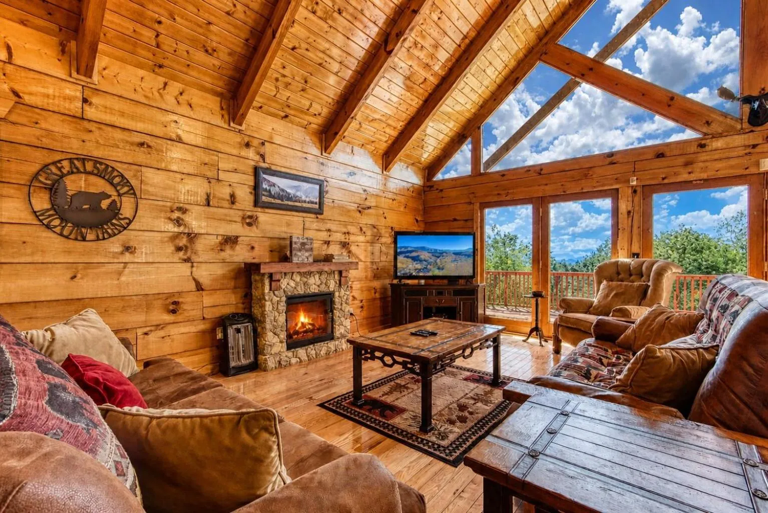 Livin' Lodge, Hot Tub, WIFI, 560 FREE tickets each paid day, Pool Table, WIFI!
