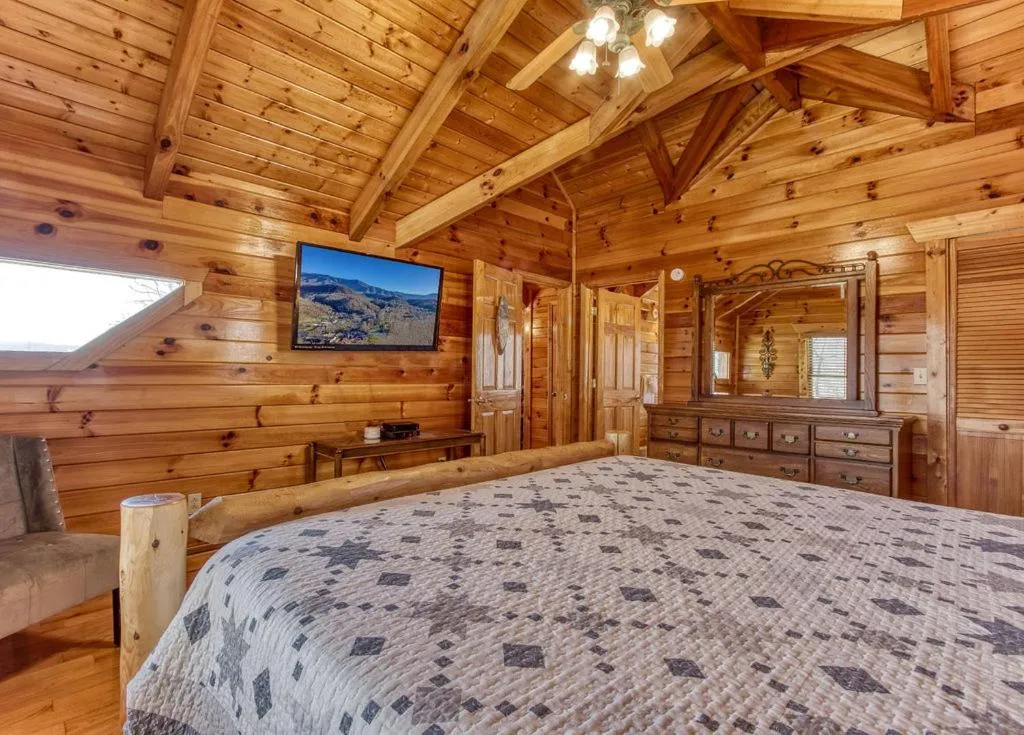 Bed in Livin' Lodge, Hot Tub, WIFI, 560 FREE tickets each paid day, Pool Table, WIFI!