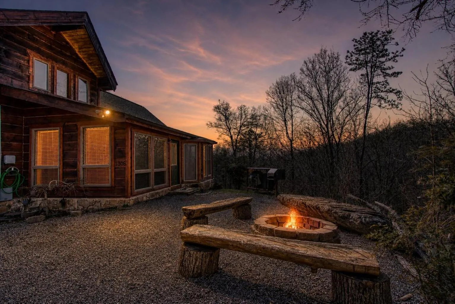 Livin' Lodge, Hot Tub, WIFI, 560 FREE tickets each paid day, Pool Table, WIFI!