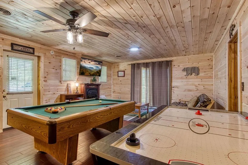 Livin' Lodge, Hot Tub, WIFI, 560 FREE tickets each paid day, Pool Table, WIFI!