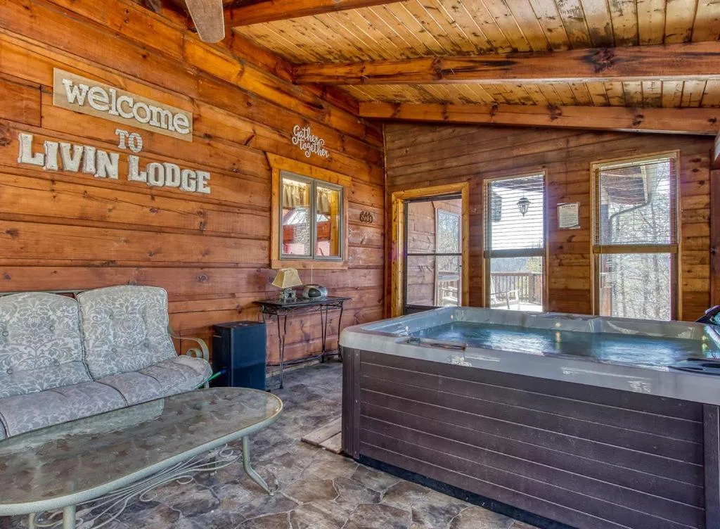 Livin' Lodge, Hot Tub, WIFI, 560 FREE tickets each paid day, Pool Table, WIFI!