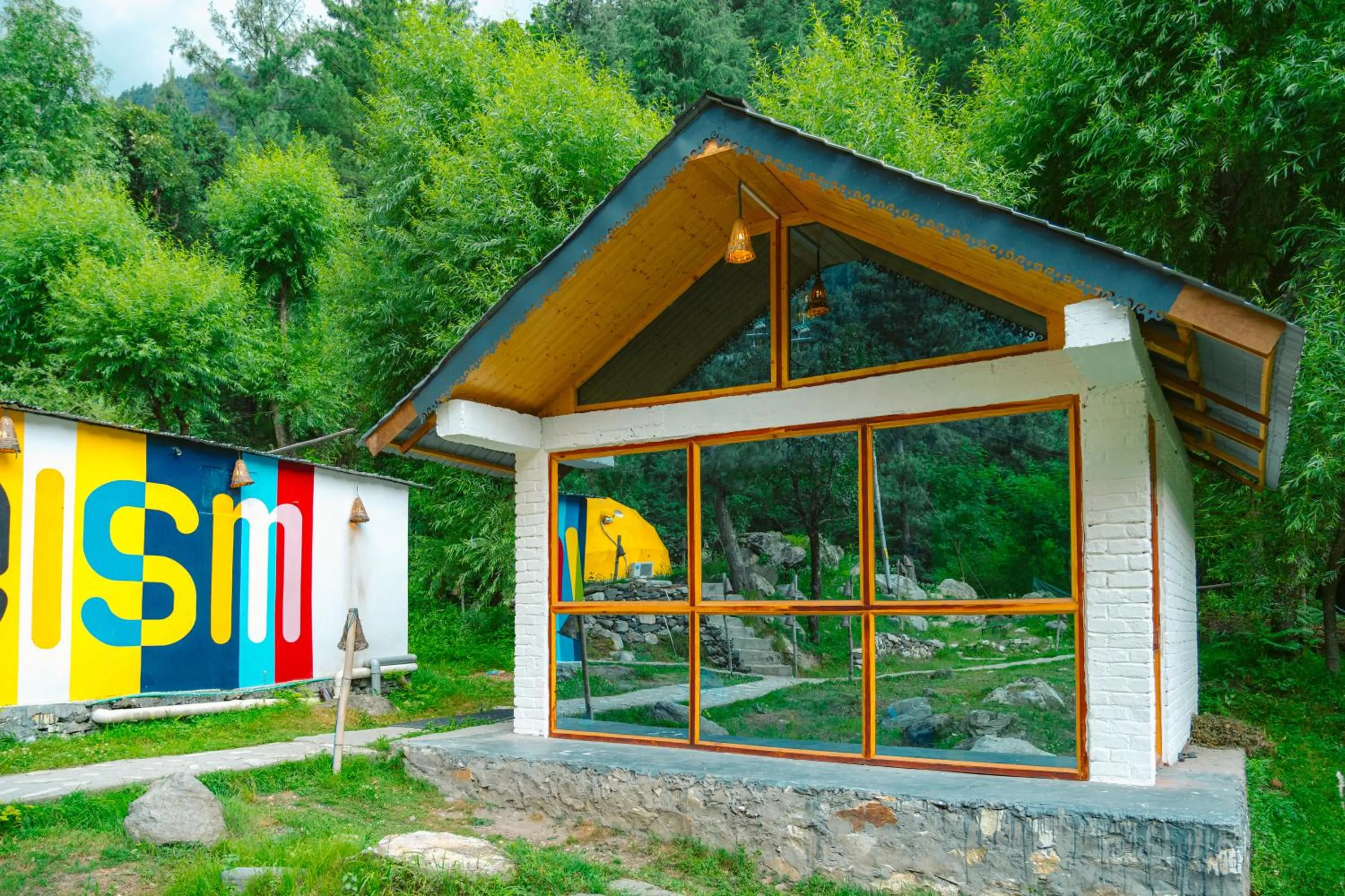 Property building in Whoopers Boutique Resort Jibhi