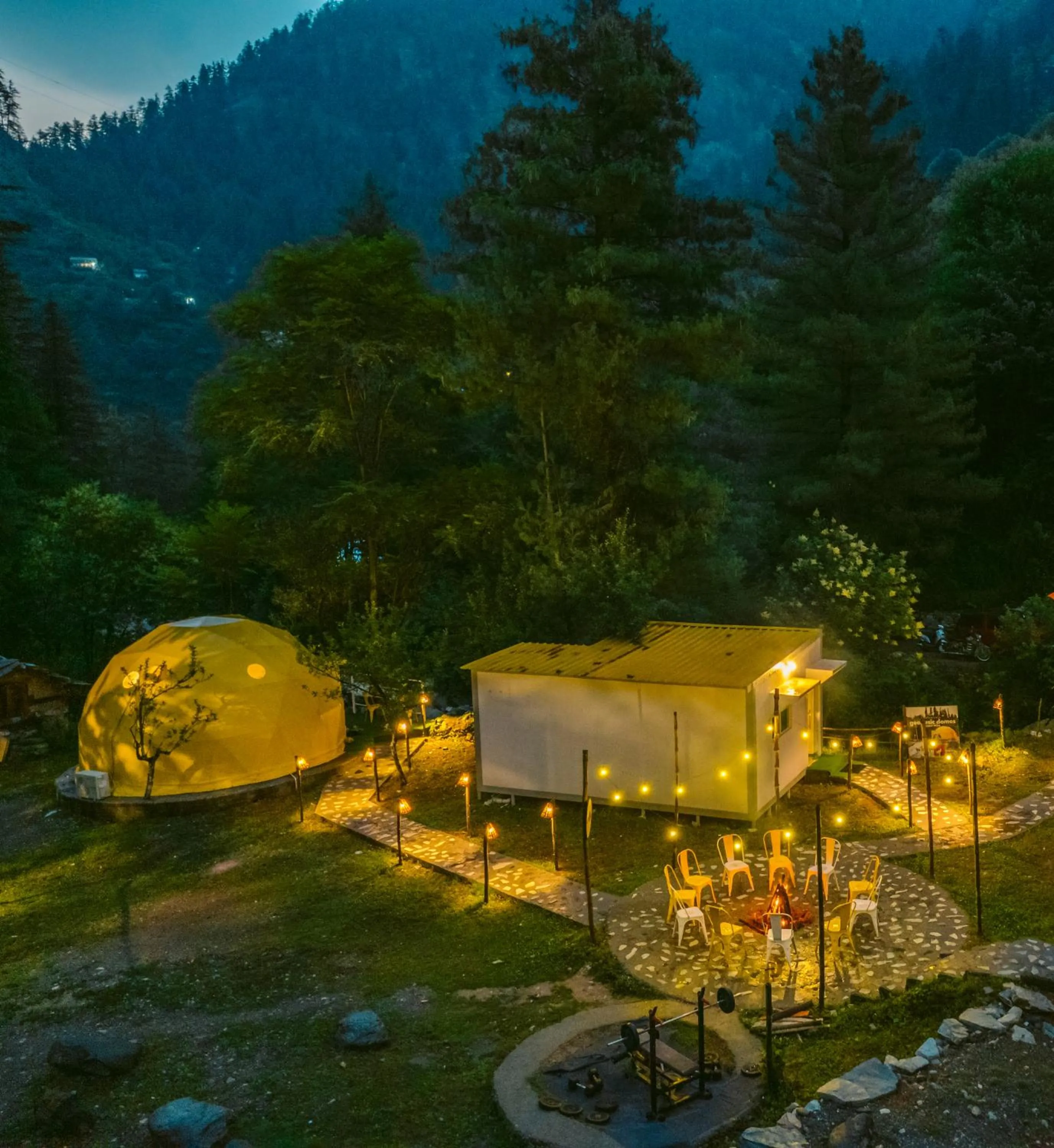 Property building in Whoopers Boutique Resort Jibhi