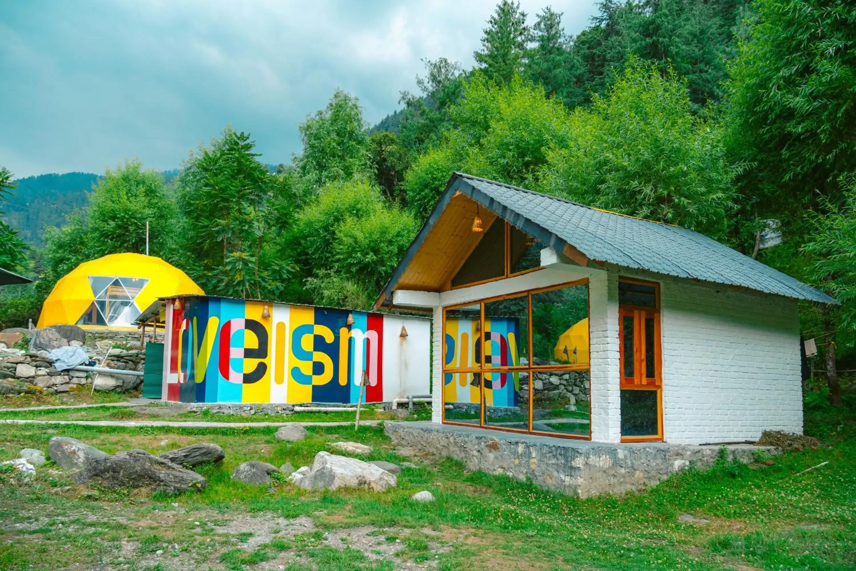 Property building in Whoopers Boutique Resort Jibhi Property building in Whoopers Boutique Resort Jibhi