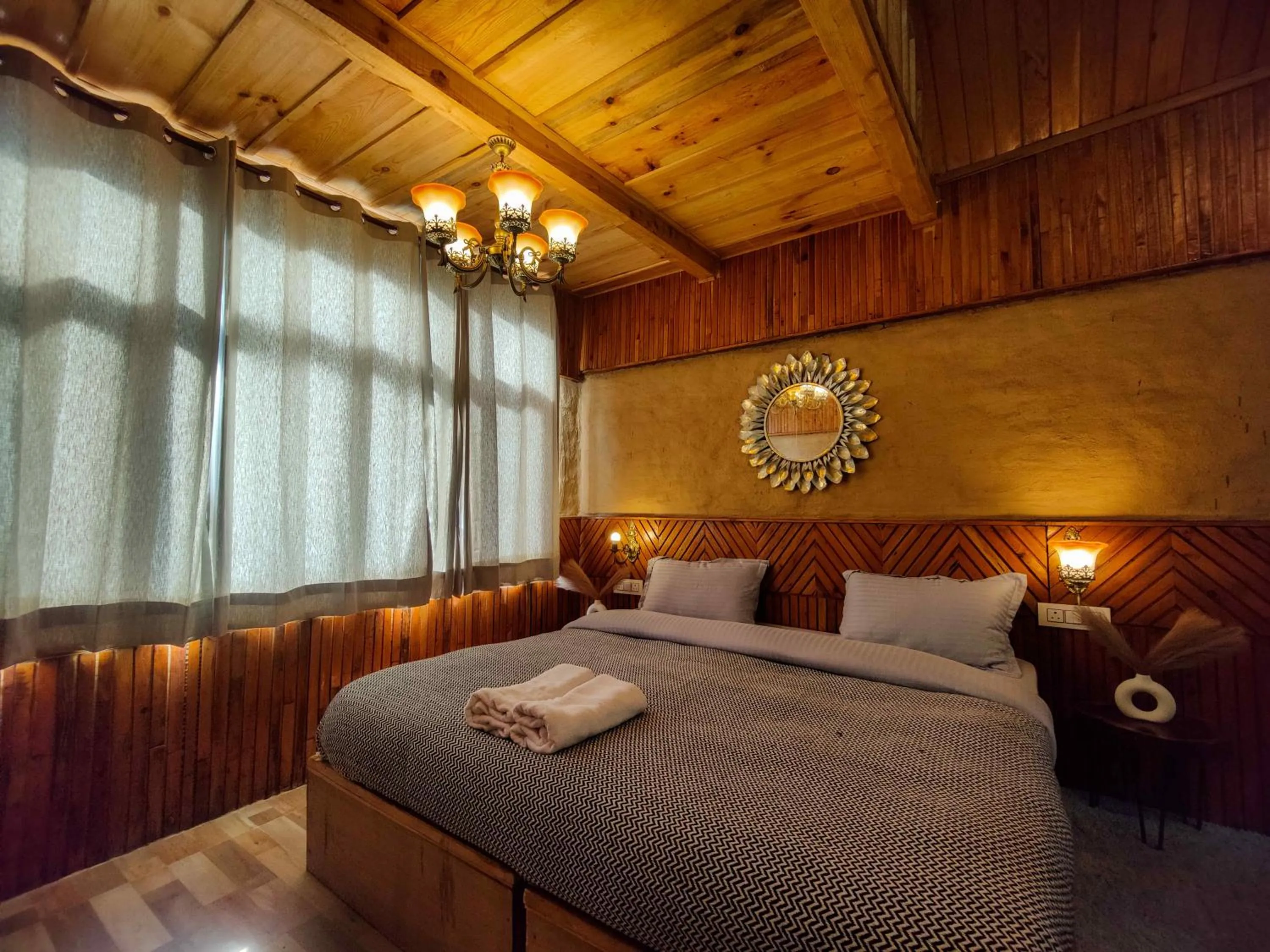 Bed in Whoopers Boutique Resort Jibhi