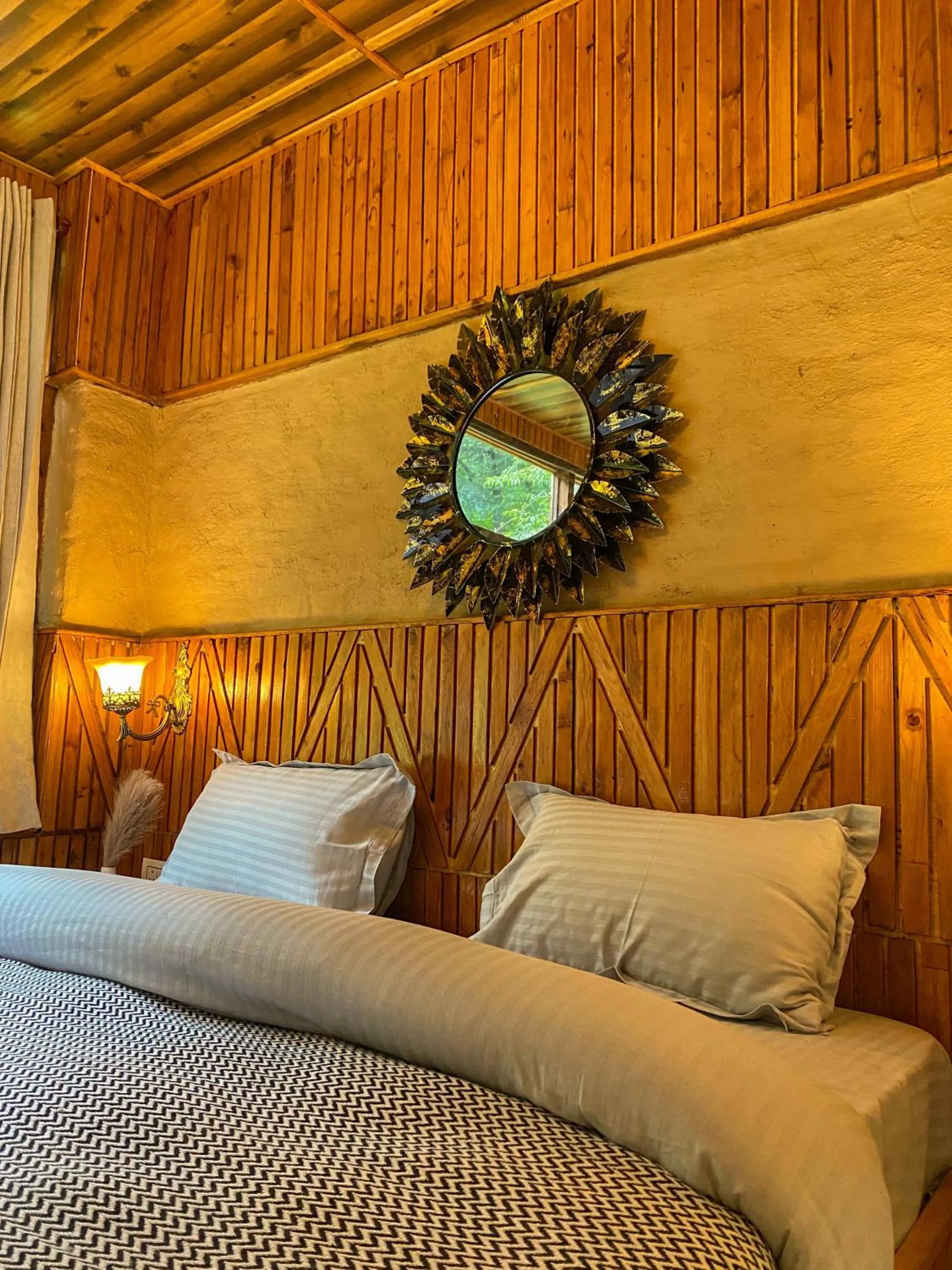 Bed in Whoopers Boutique Resort Jibhi