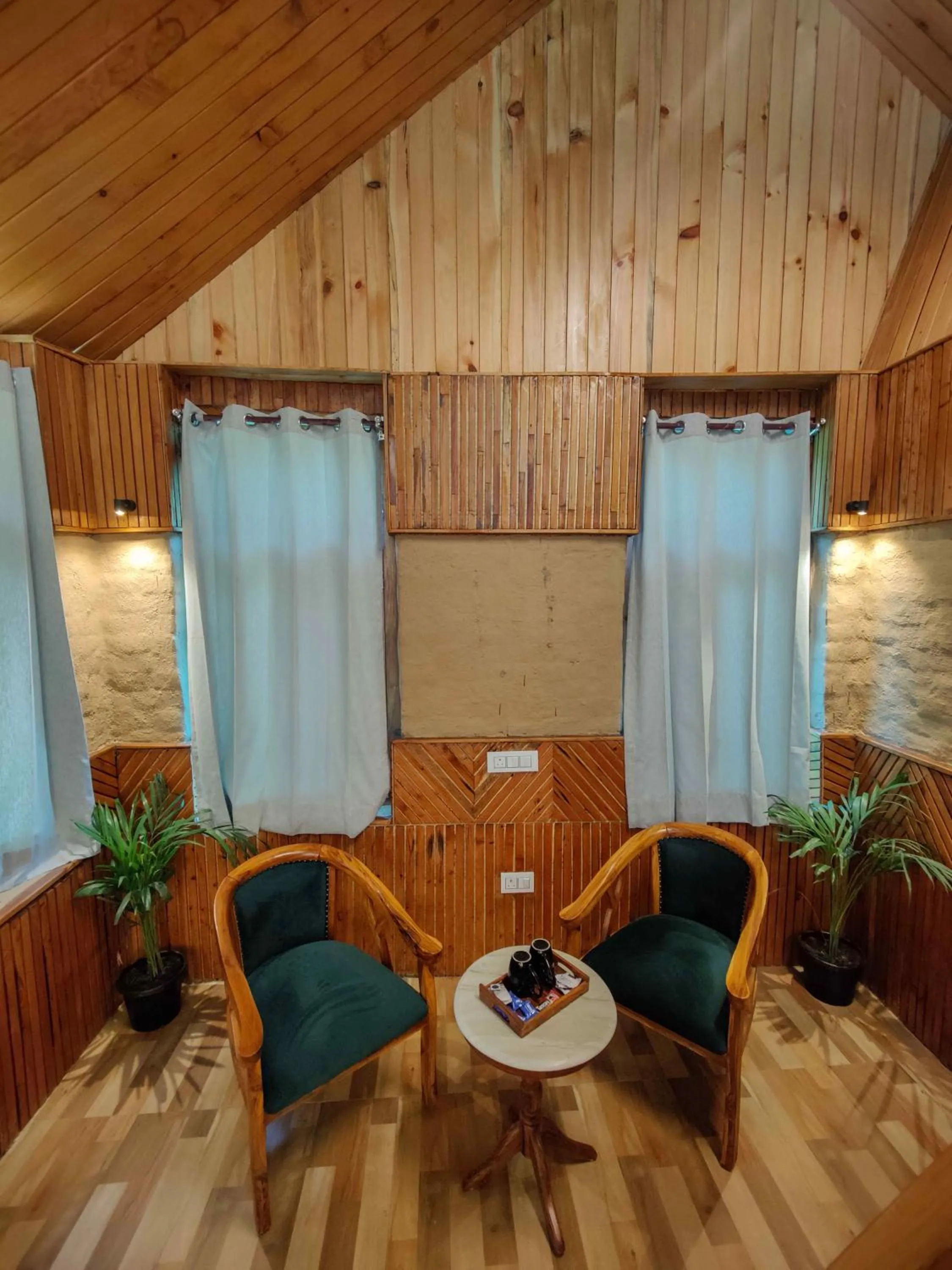 Seating area in Whoopers Boutique Resort Jibhi