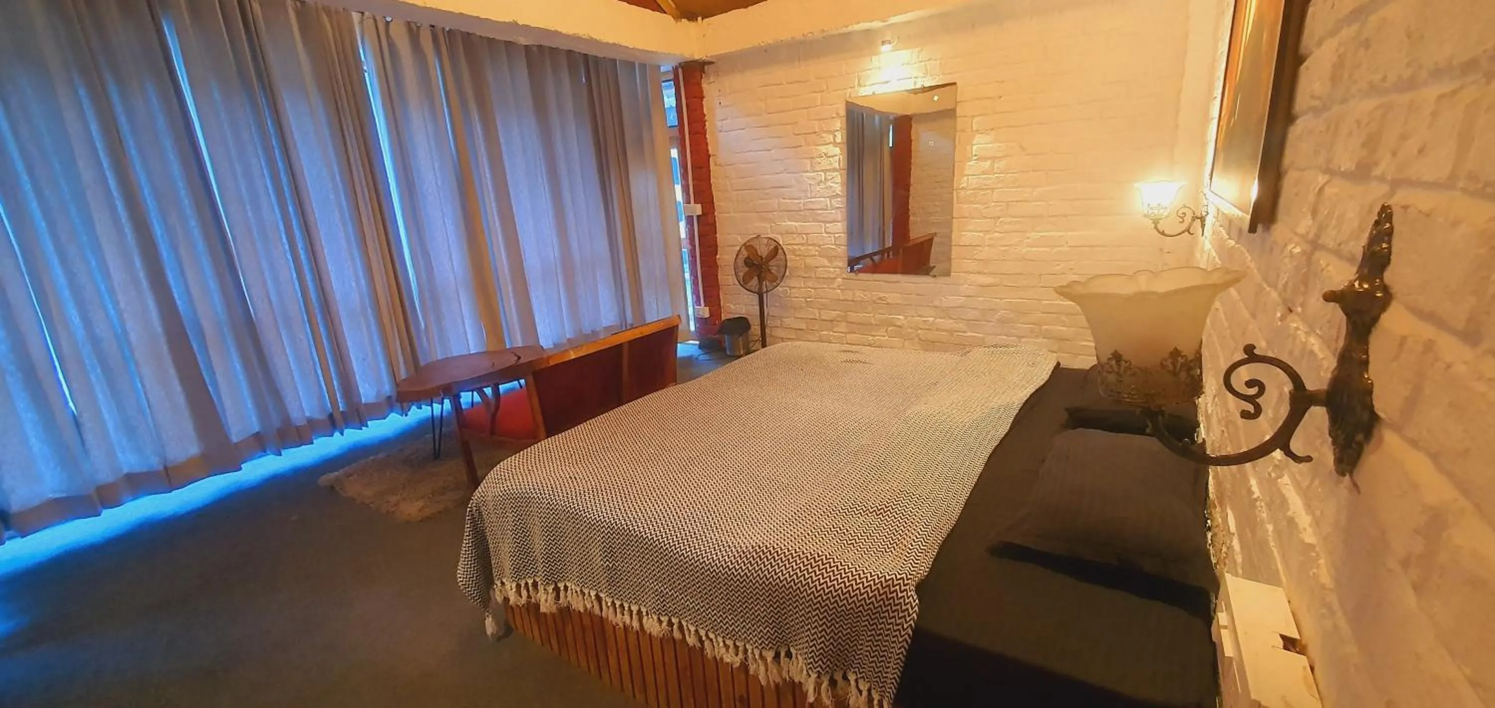 Bed in Whoopers Boutique Resort Jibhi