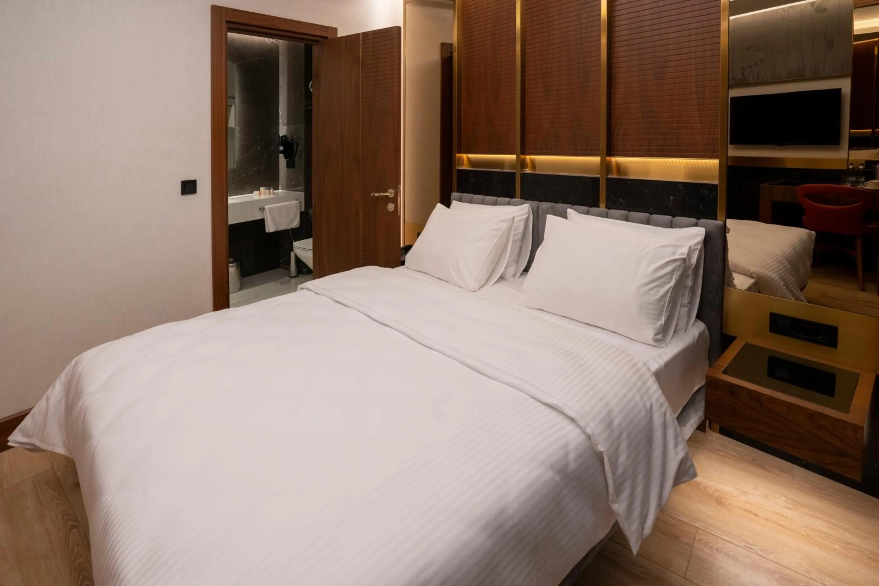 Toilet, Bed in Henna Hotel Istanbul