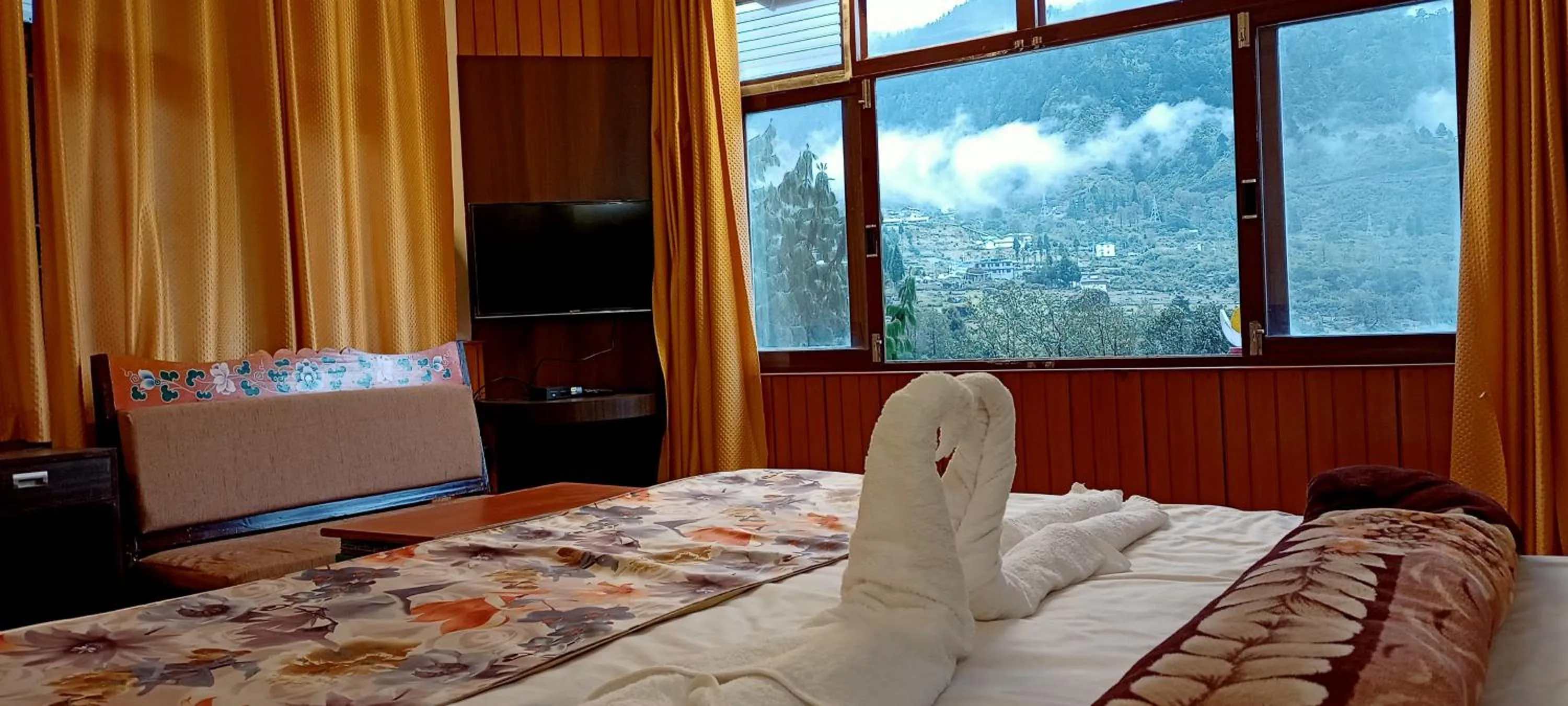 Mountain view, Bed in Le Coxy Resort Lachung