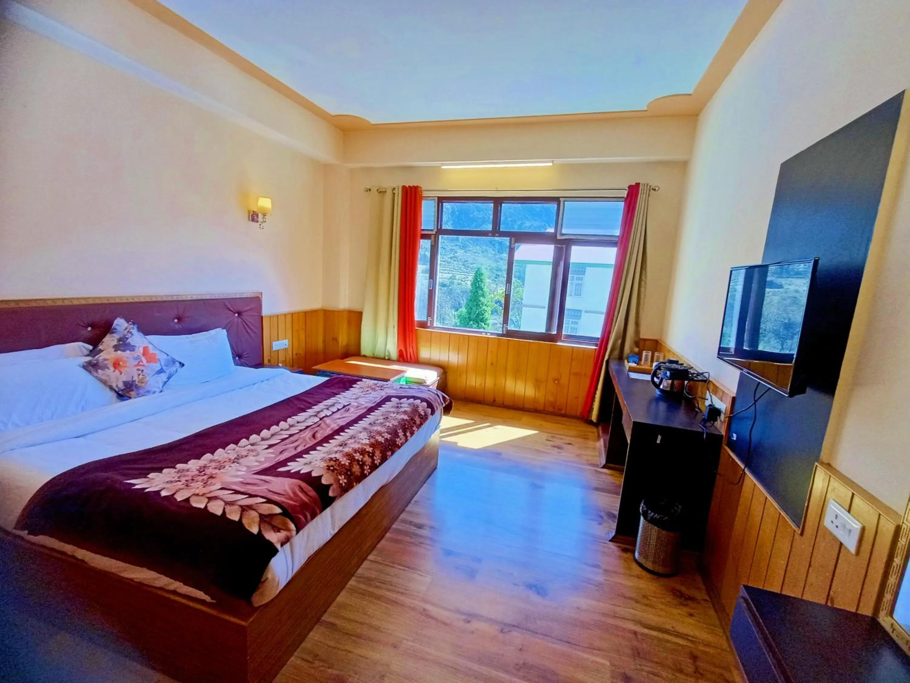 Photo of the whole room, Bed in Le Coxy Resort Lachung