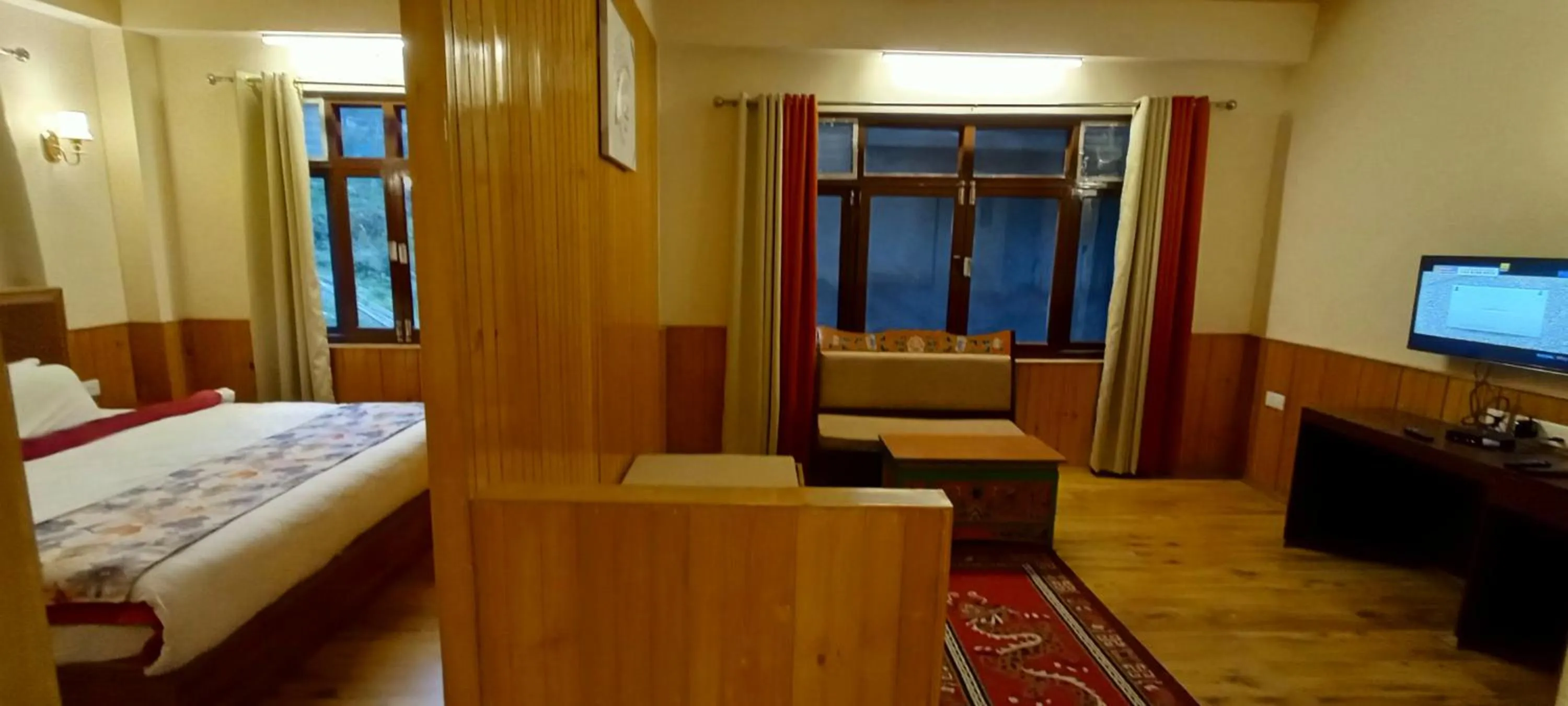 Seating area, Bed in Le Coxy Resort Lachung