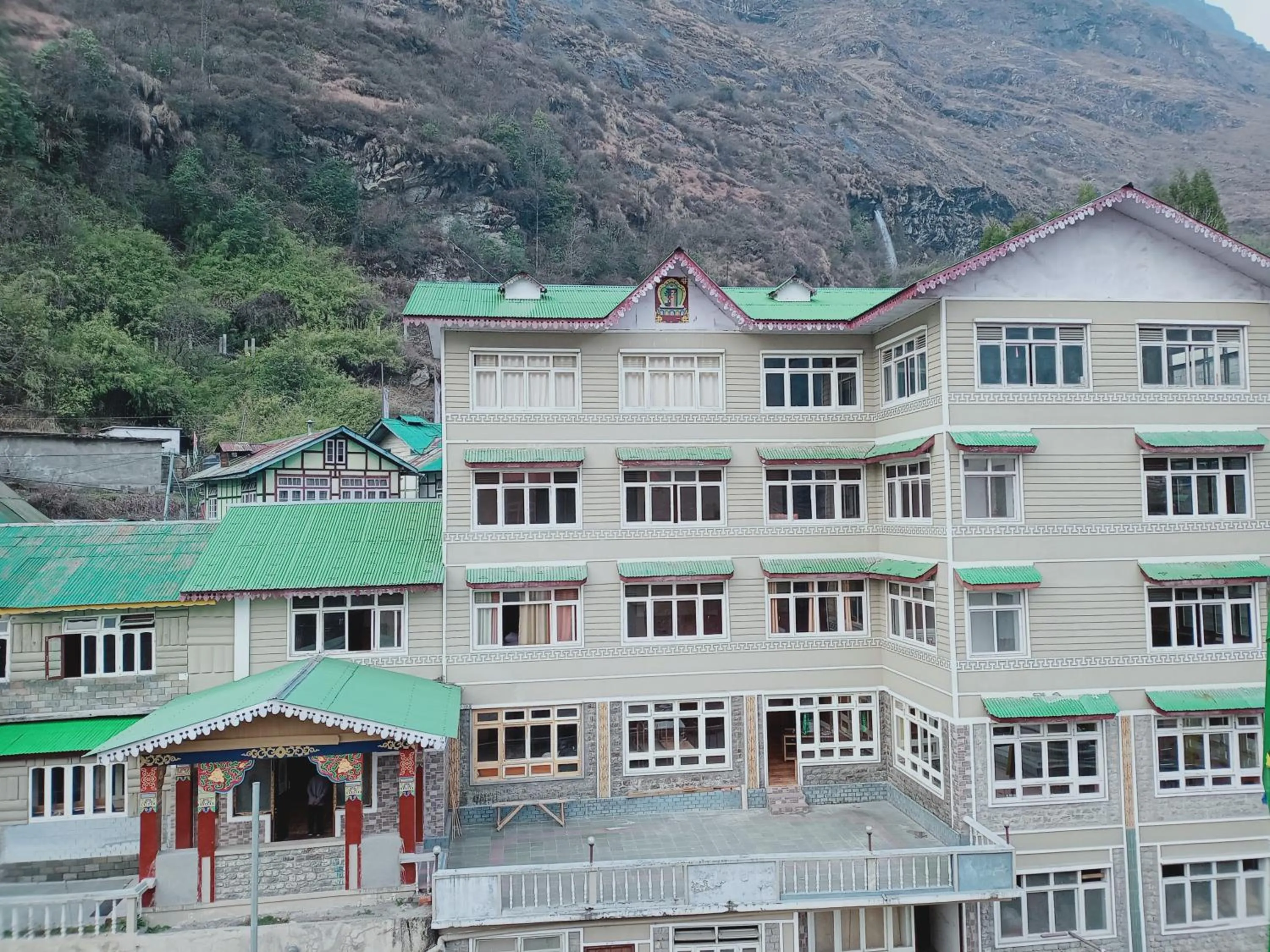 Property building in Le Coxy Resort Lachung