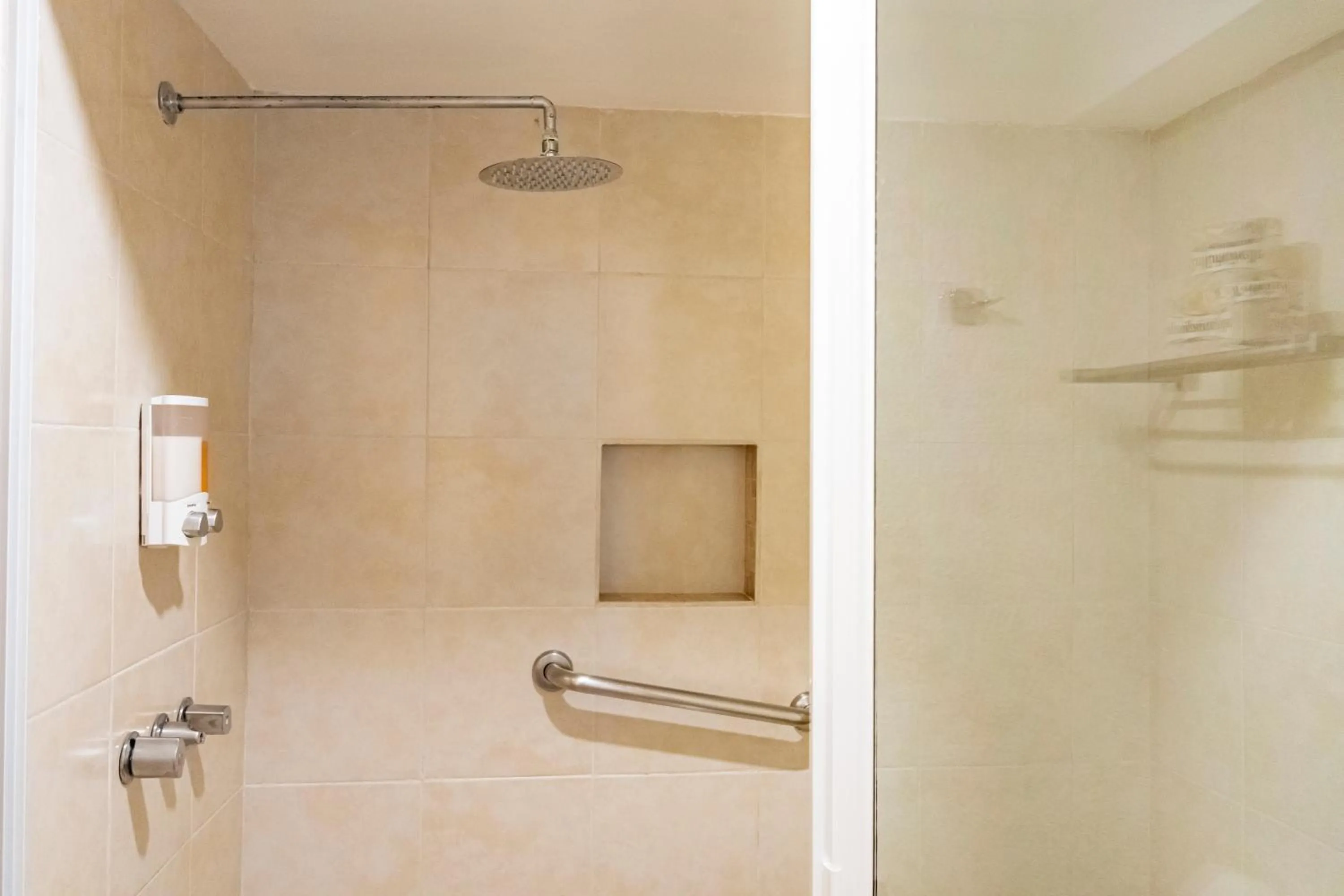 Shower in All Ritmo by Andiani Travel