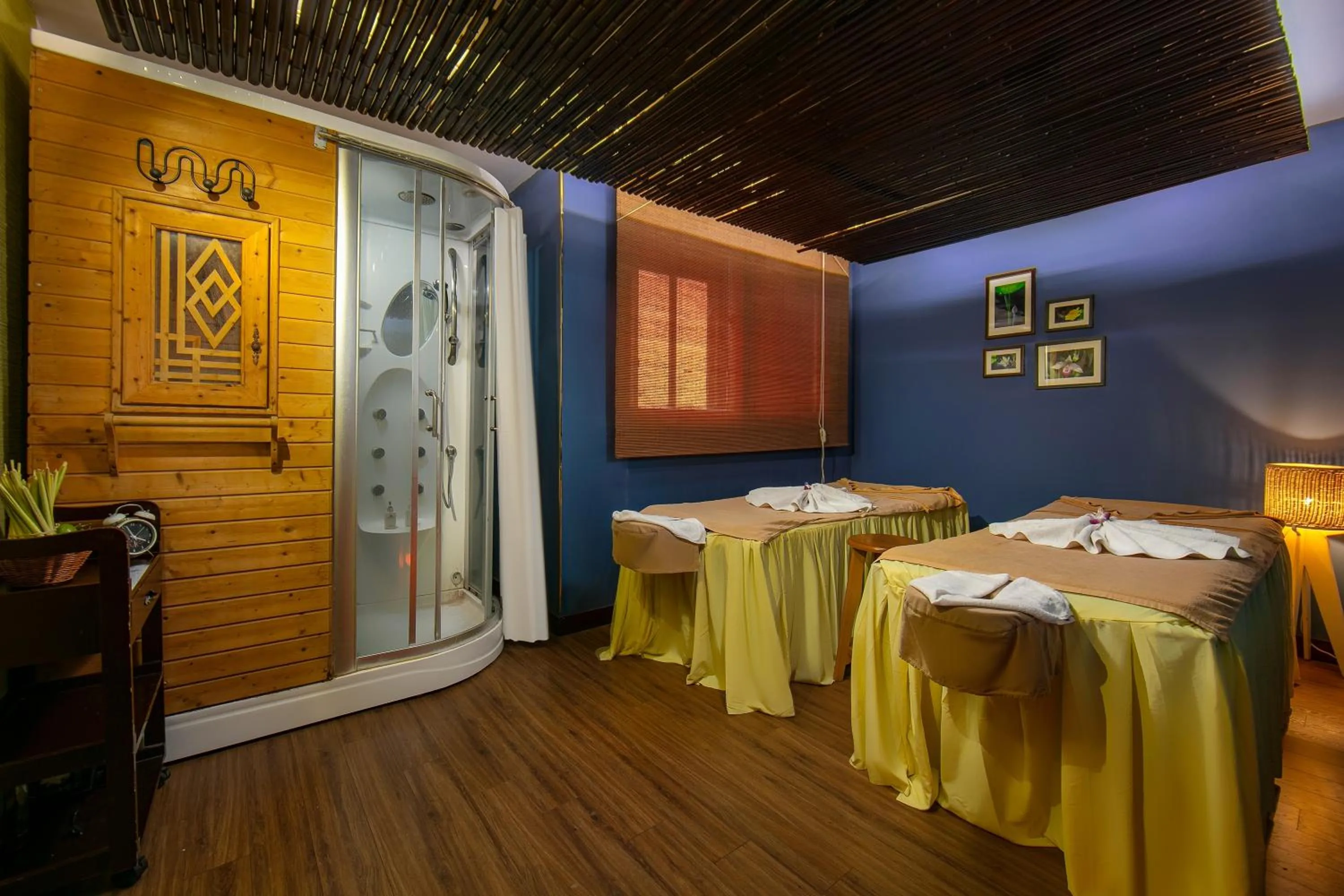 Massage, Bed in Oriental Suites Hotel & Spa