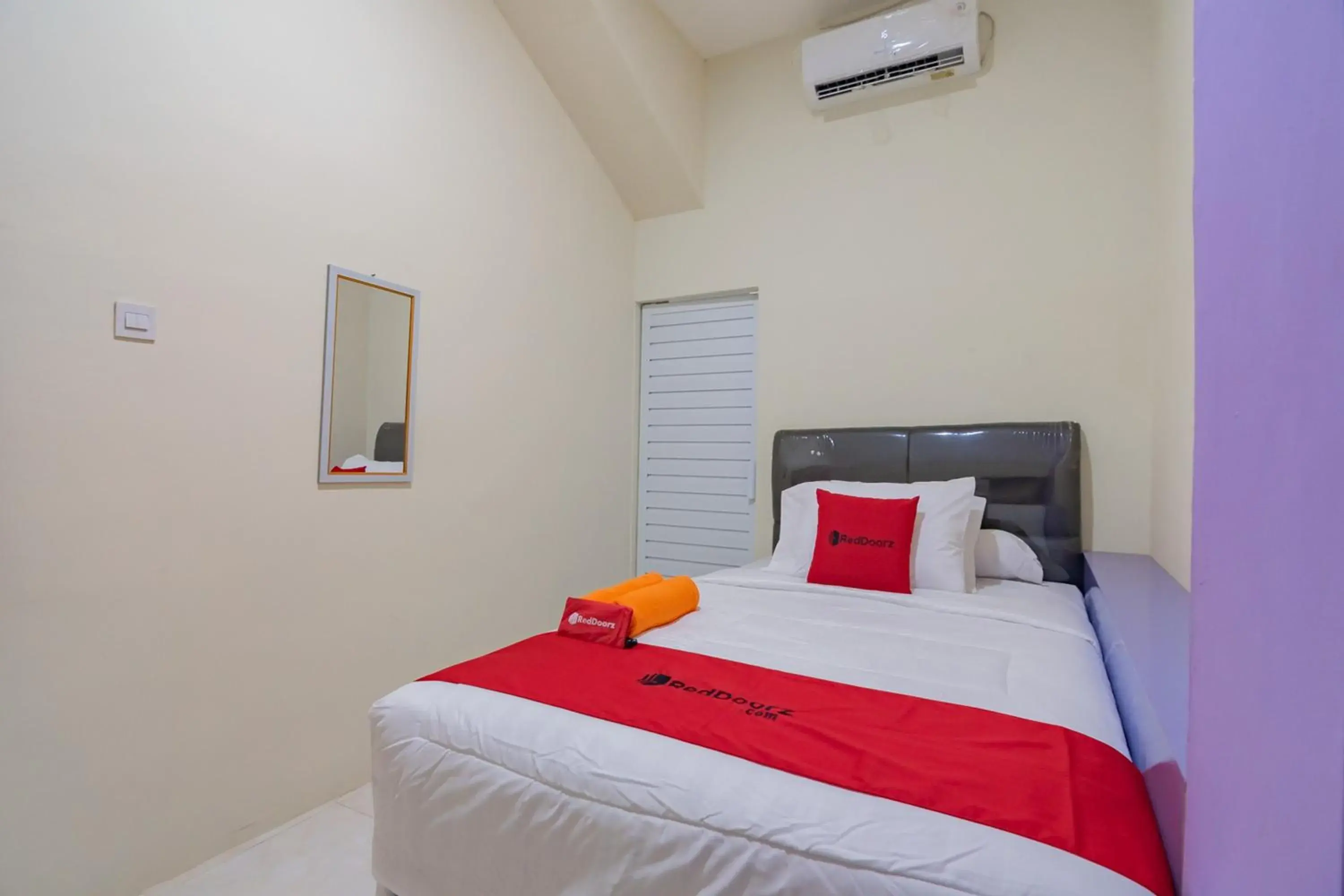 Bed in RedDoorz near Trans Studio Bandung 3 Bed in RedDoorz near Trans Studio Bandung 3