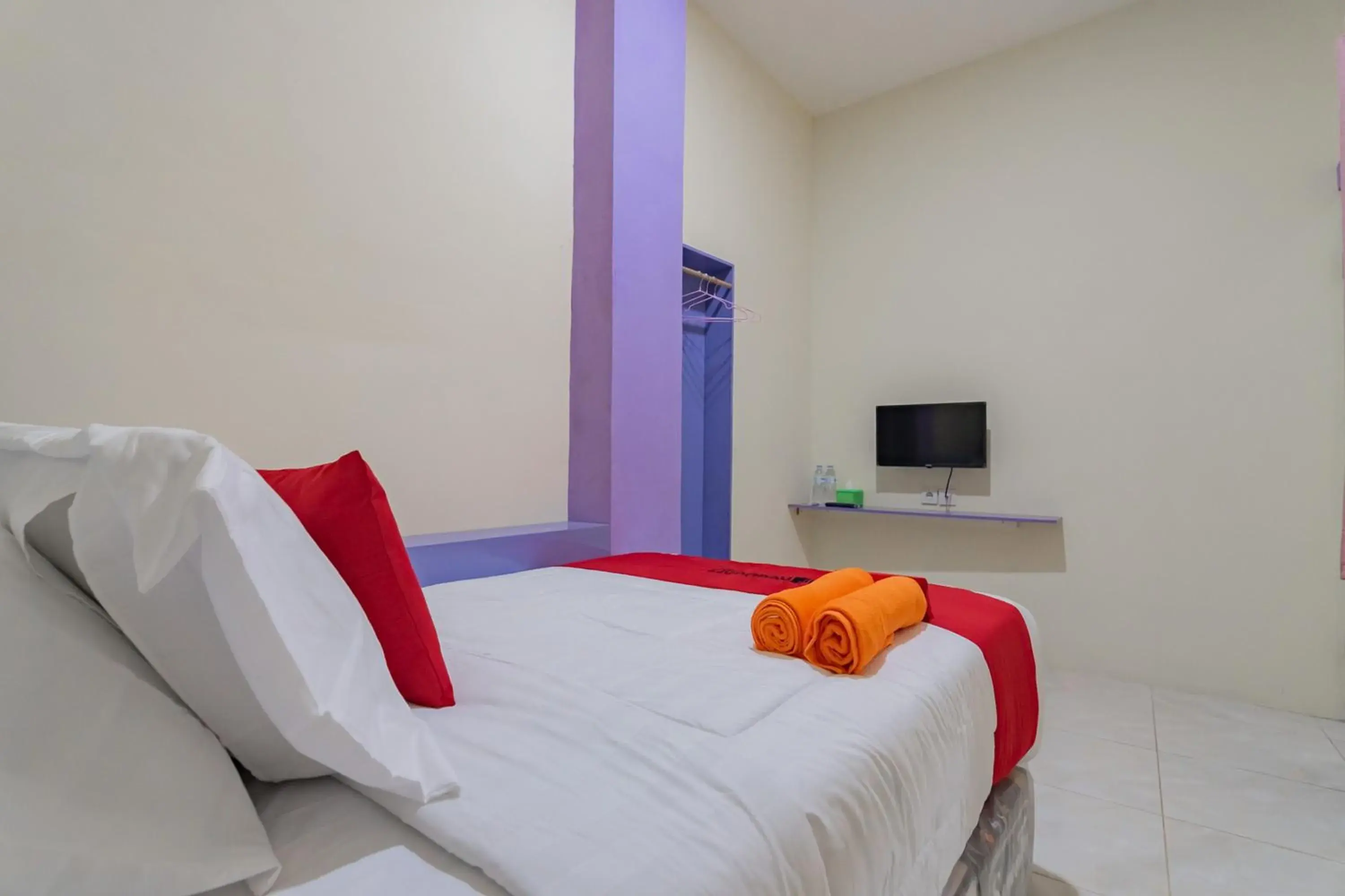 Bed in RedDoorz near Trans Studio Bandung 3 Bed in RedDoorz near Trans Studio Bandung 3