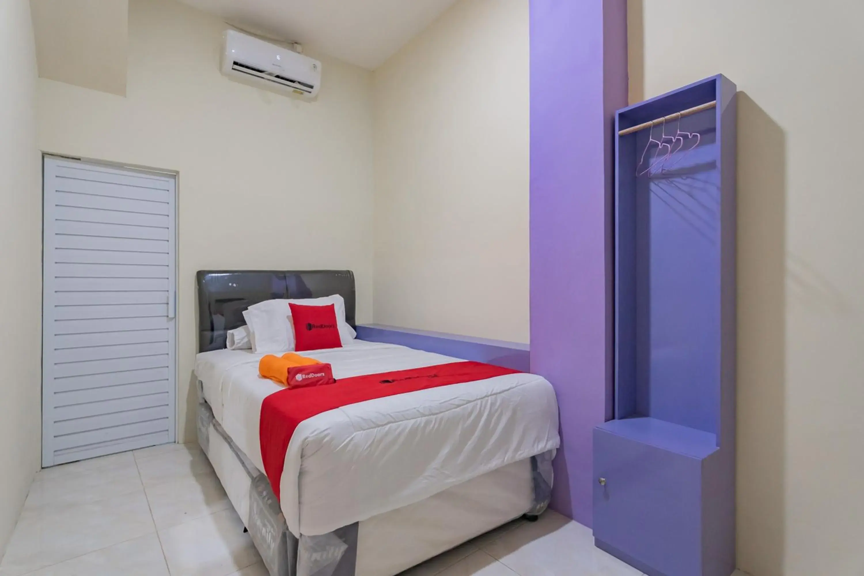 Bed in RedDoorz near Trans Studio Bandung 3 Bed in RedDoorz near Trans Studio Bandung 3
