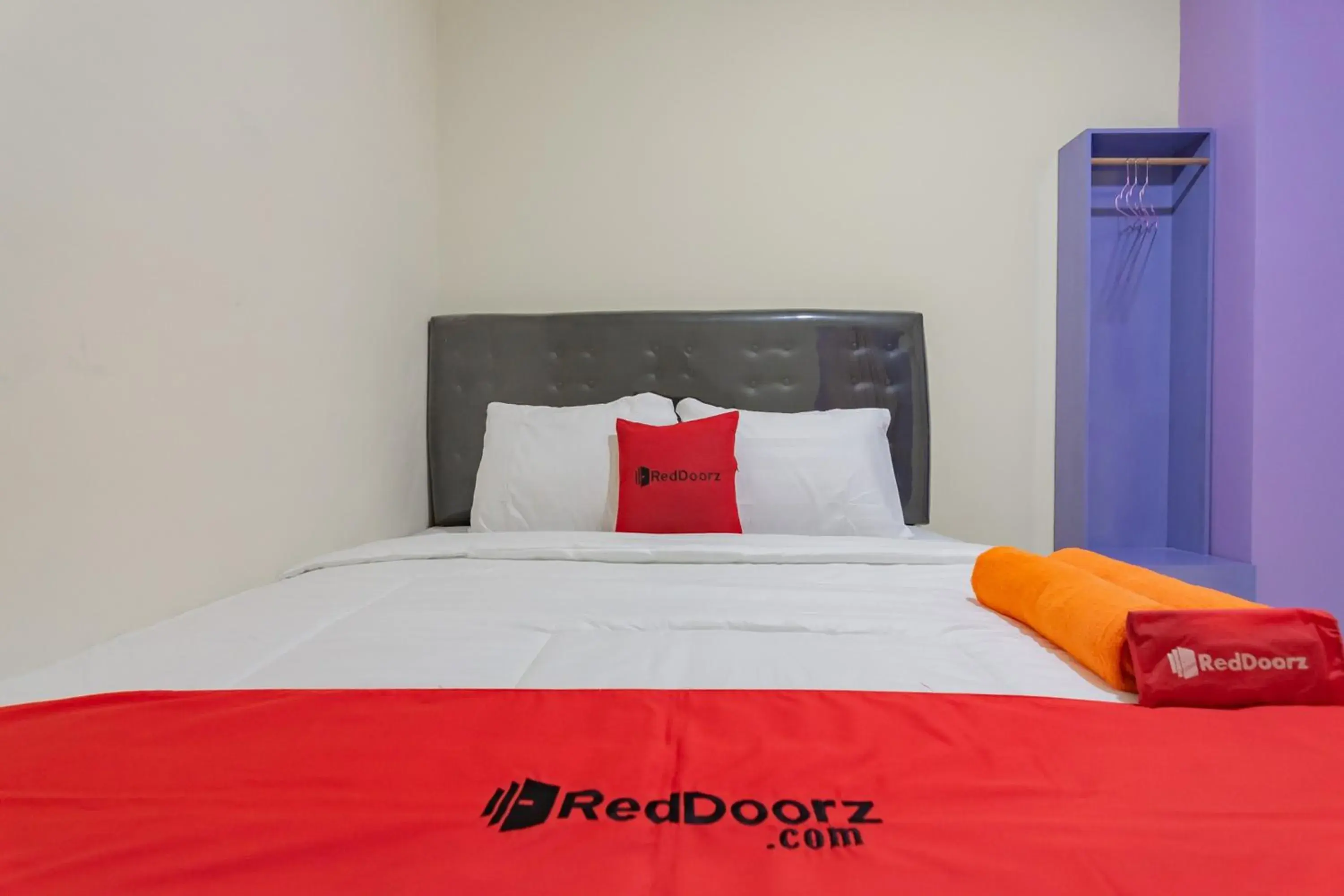 Bed in RedDoorz near Trans Studio Bandung 3 Bed in RedDoorz near Trans Studio Bandung 3