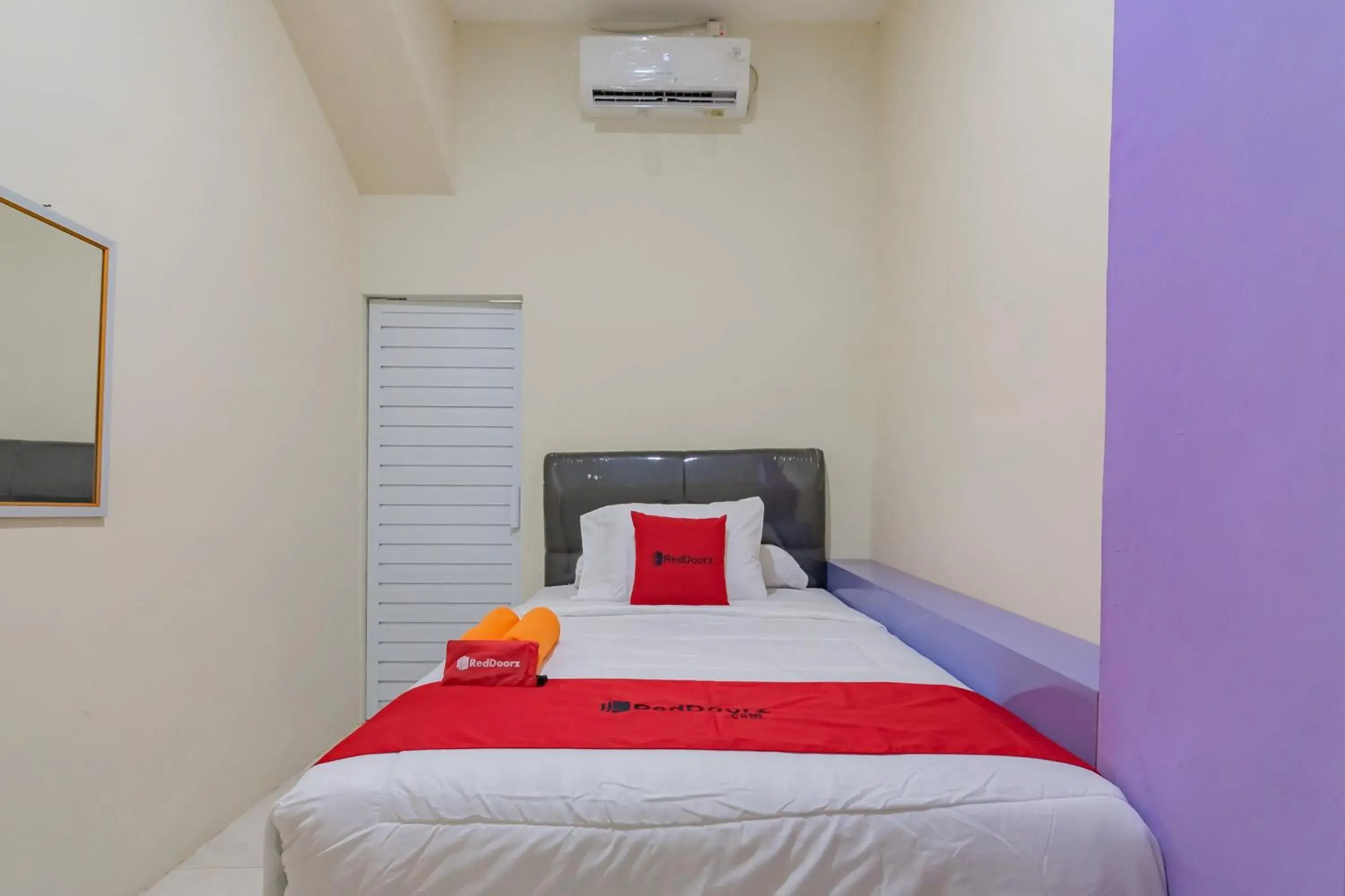 Bed in RedDoorz near Trans Studio Bandung 3 Bed in RedDoorz near Trans Studio Bandung 3