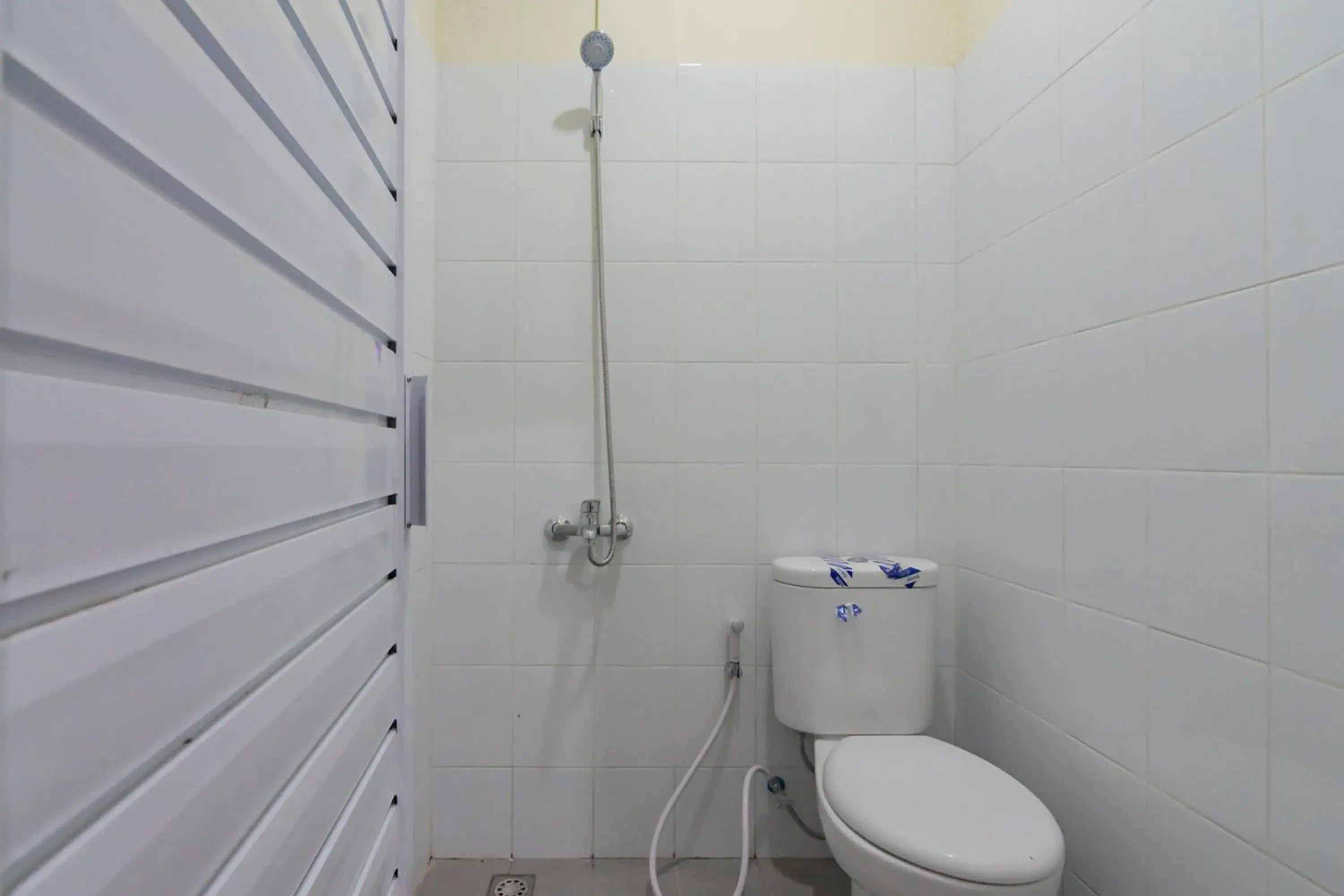 Bathroom in RedDoorz near Trans Studio Bandung 3 Bathroom in RedDoorz near Trans Studio Bandung 3