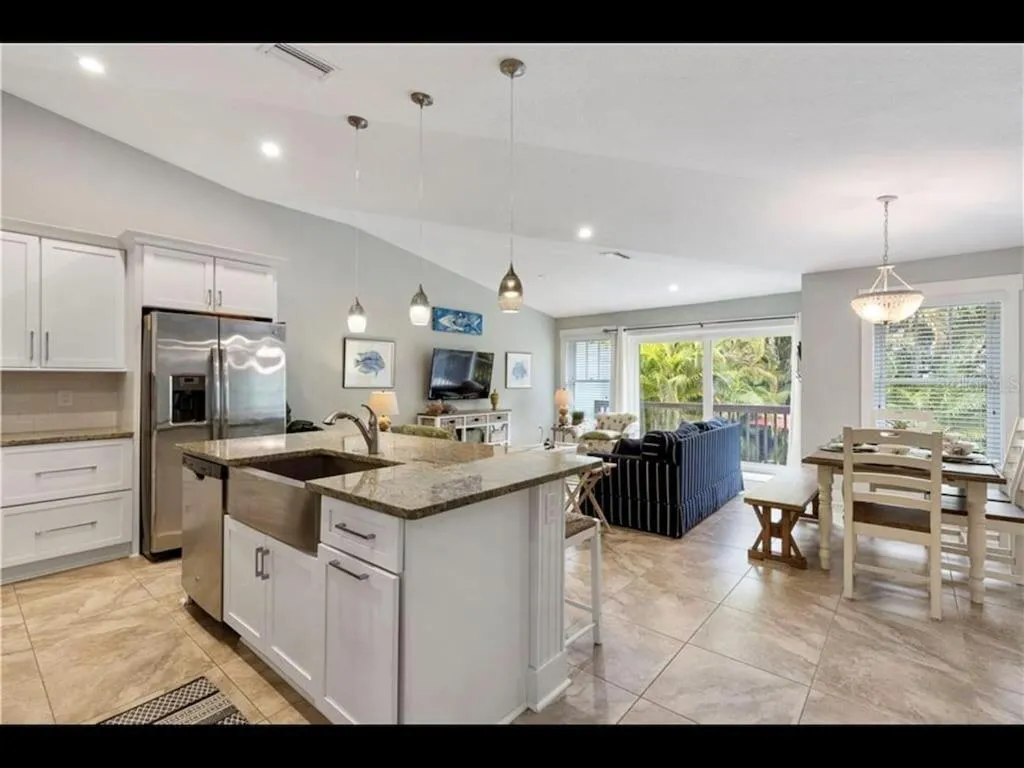 AMI/Holmes Beach - 3/2 Home - Private Heated Pool and Yard - walk to beach