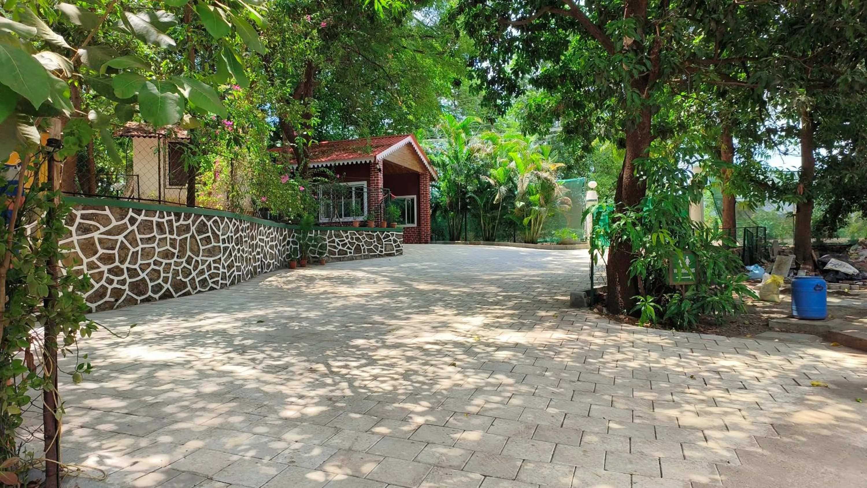 Facade/entrance in Pinewood Resort