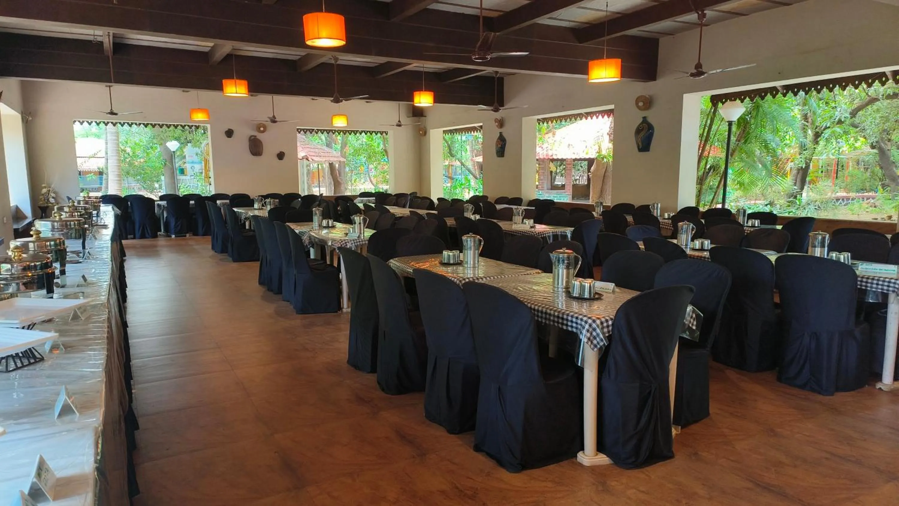 Dining area in Pinewood Resort