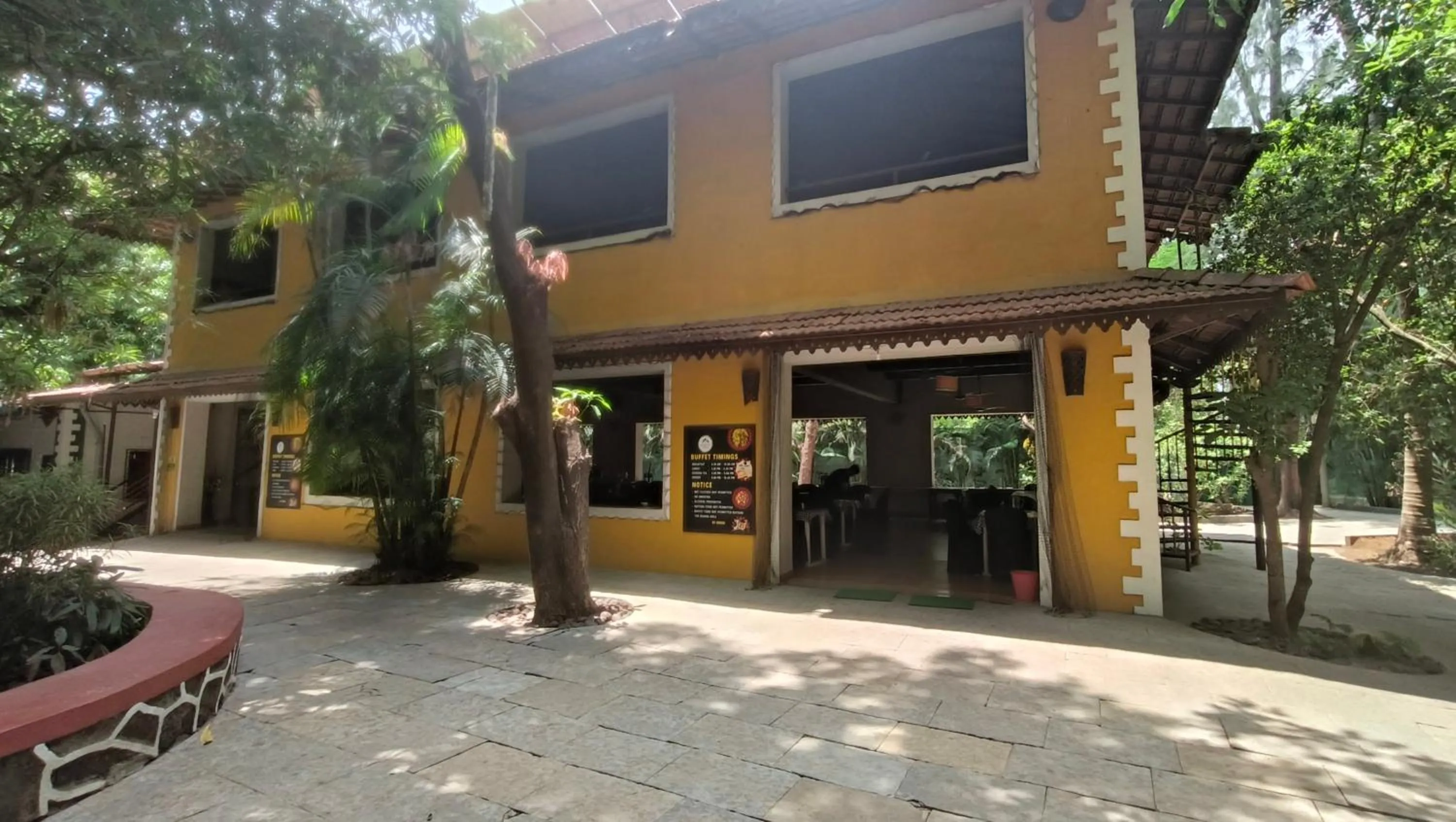 Dining area in Pinewood Resort