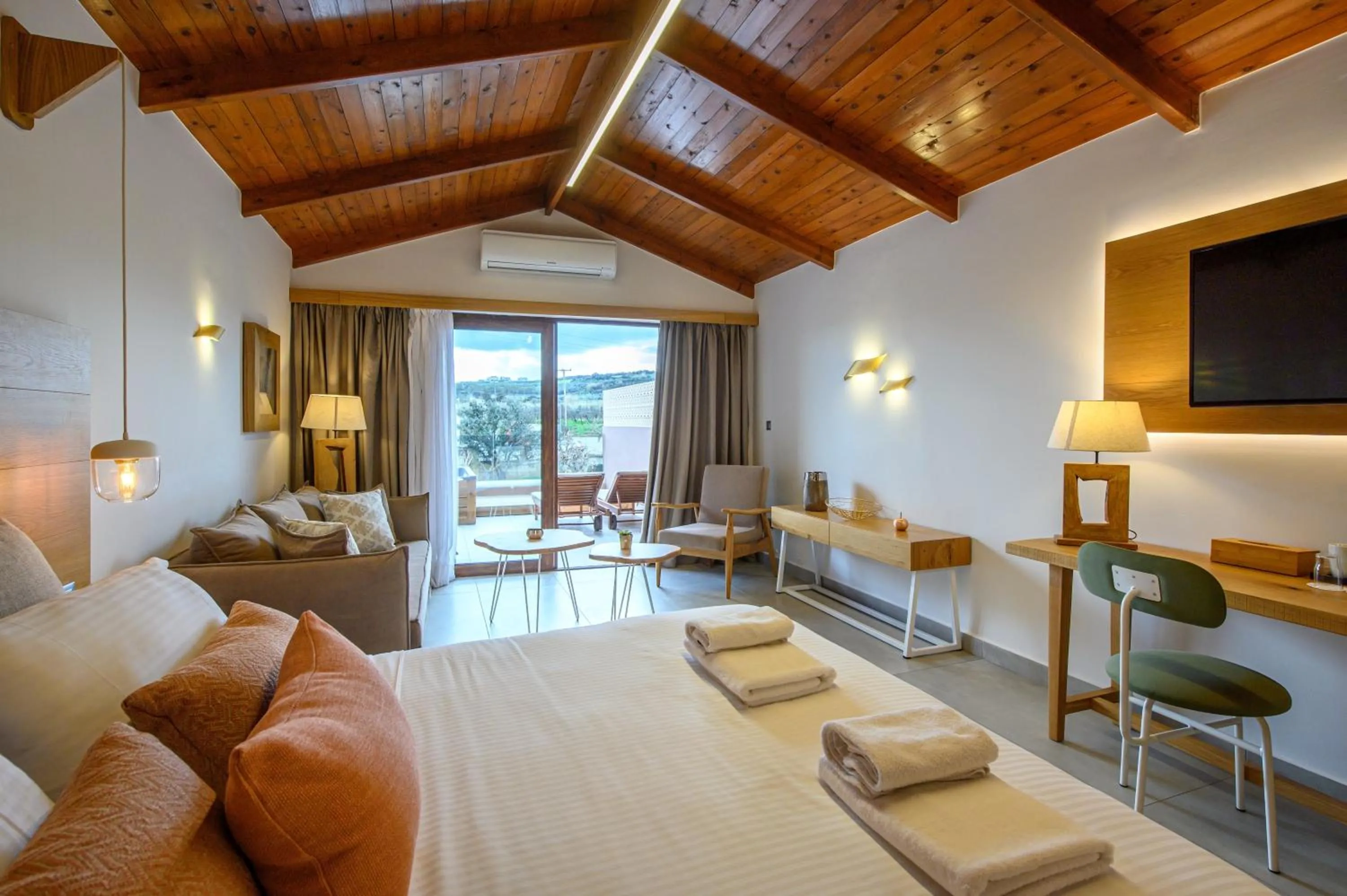  Deluxe Double Room with Outdoor Spa Hydromassage in Caldera Creta Paradise