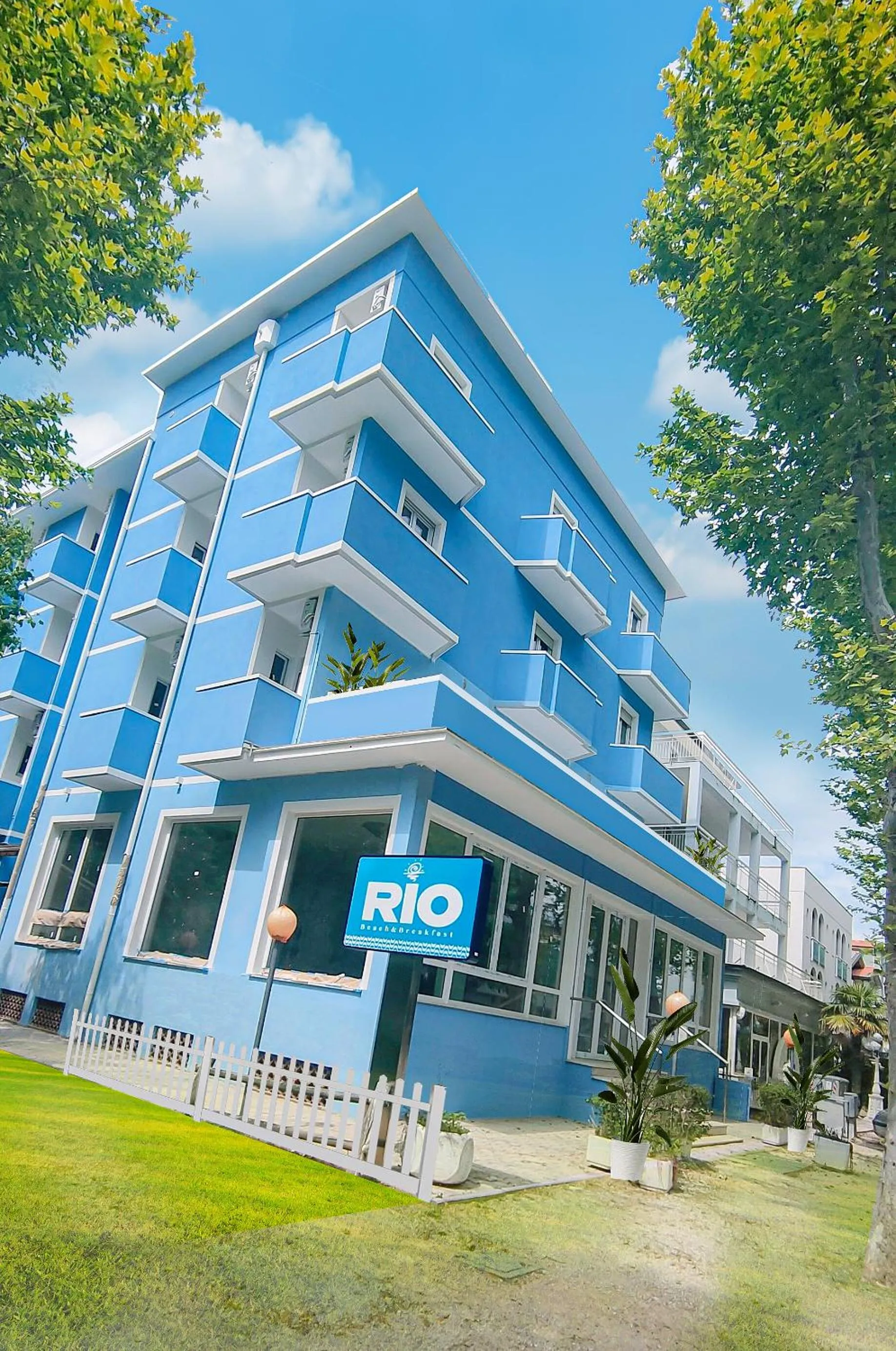 Property building in Hotel Rio Beach & Breakfast