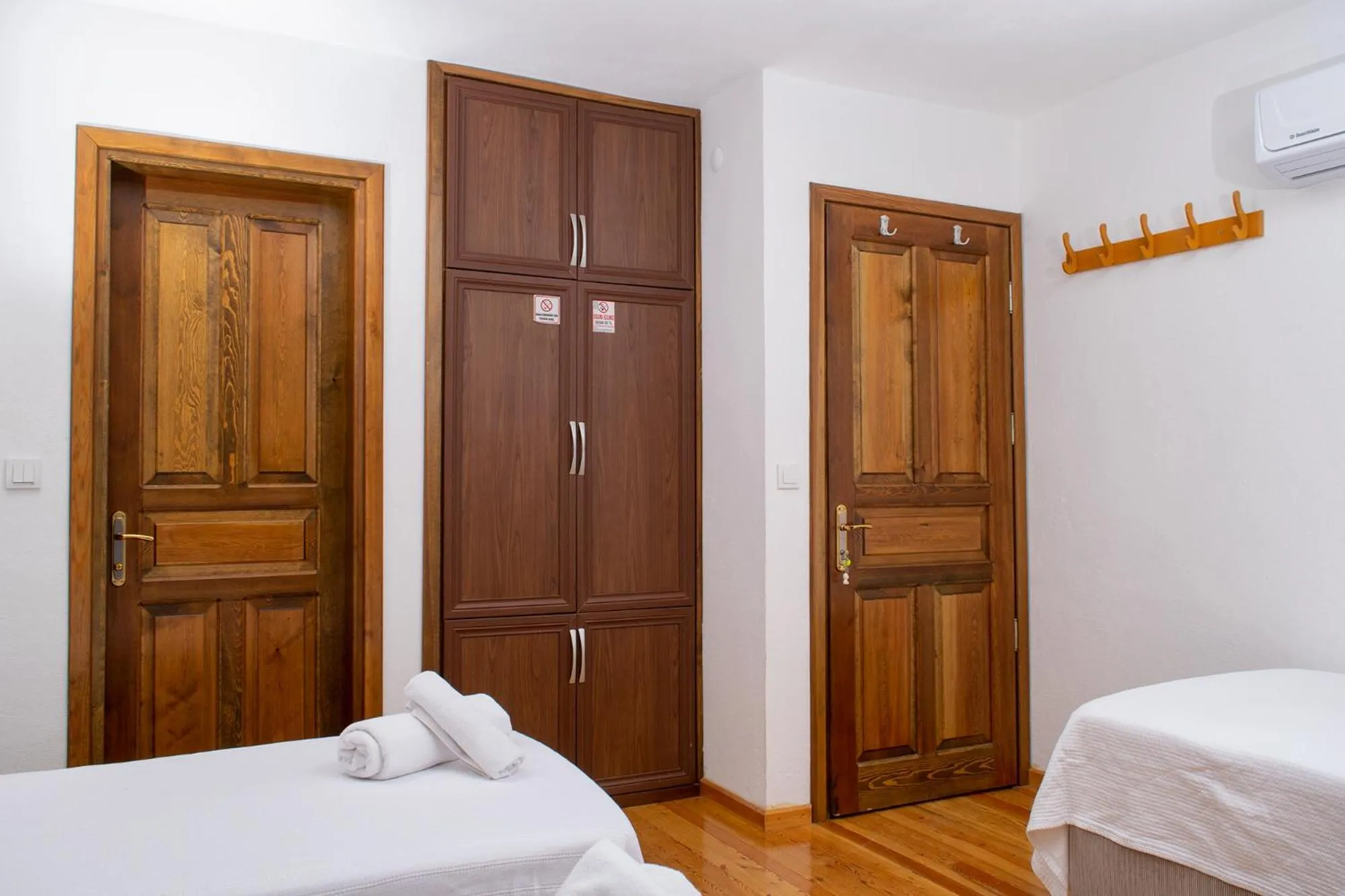 wardrobe in Flores Hotel Alaçatı