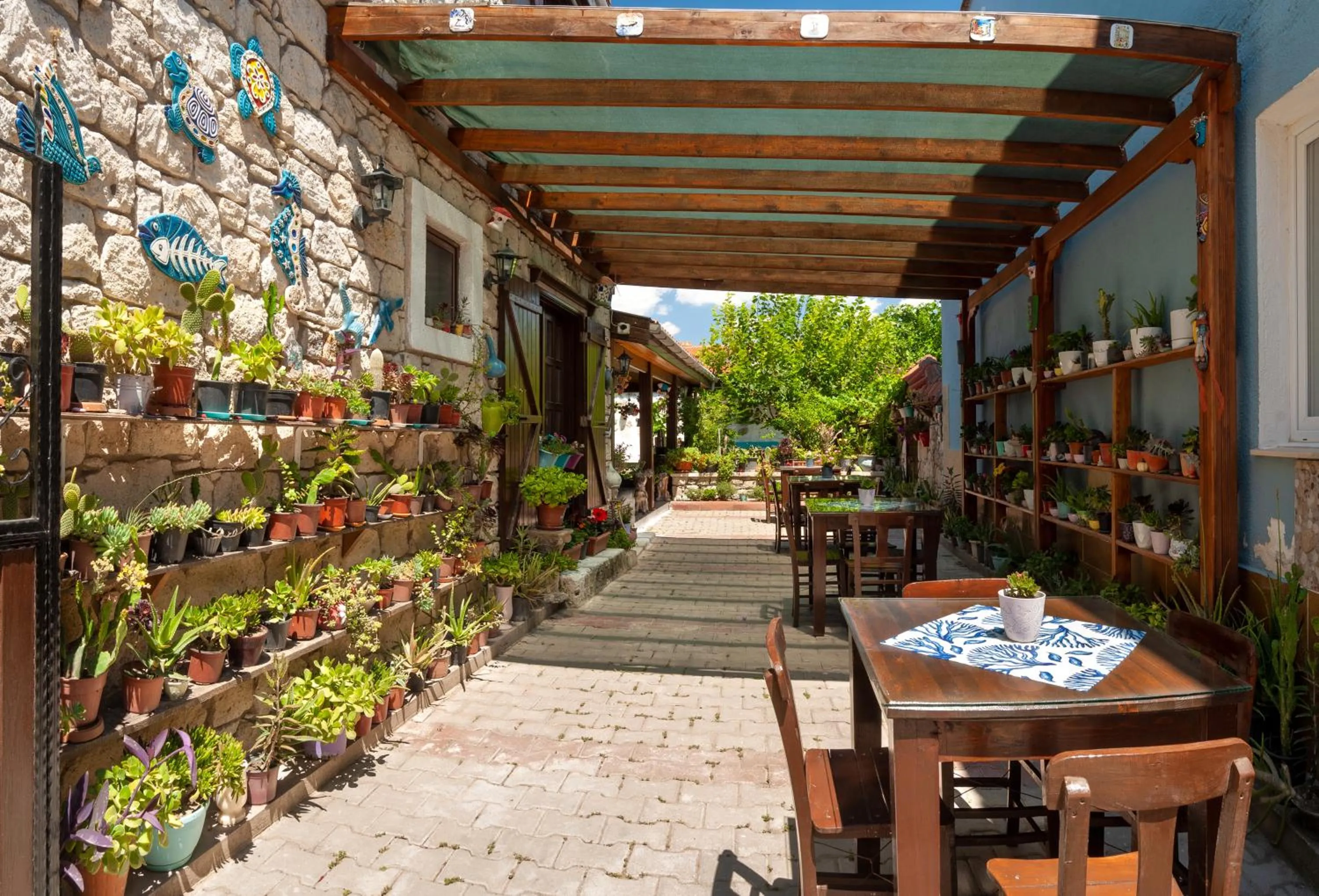 Restaurant/places to eat in Flores Hotel Alaçatı
