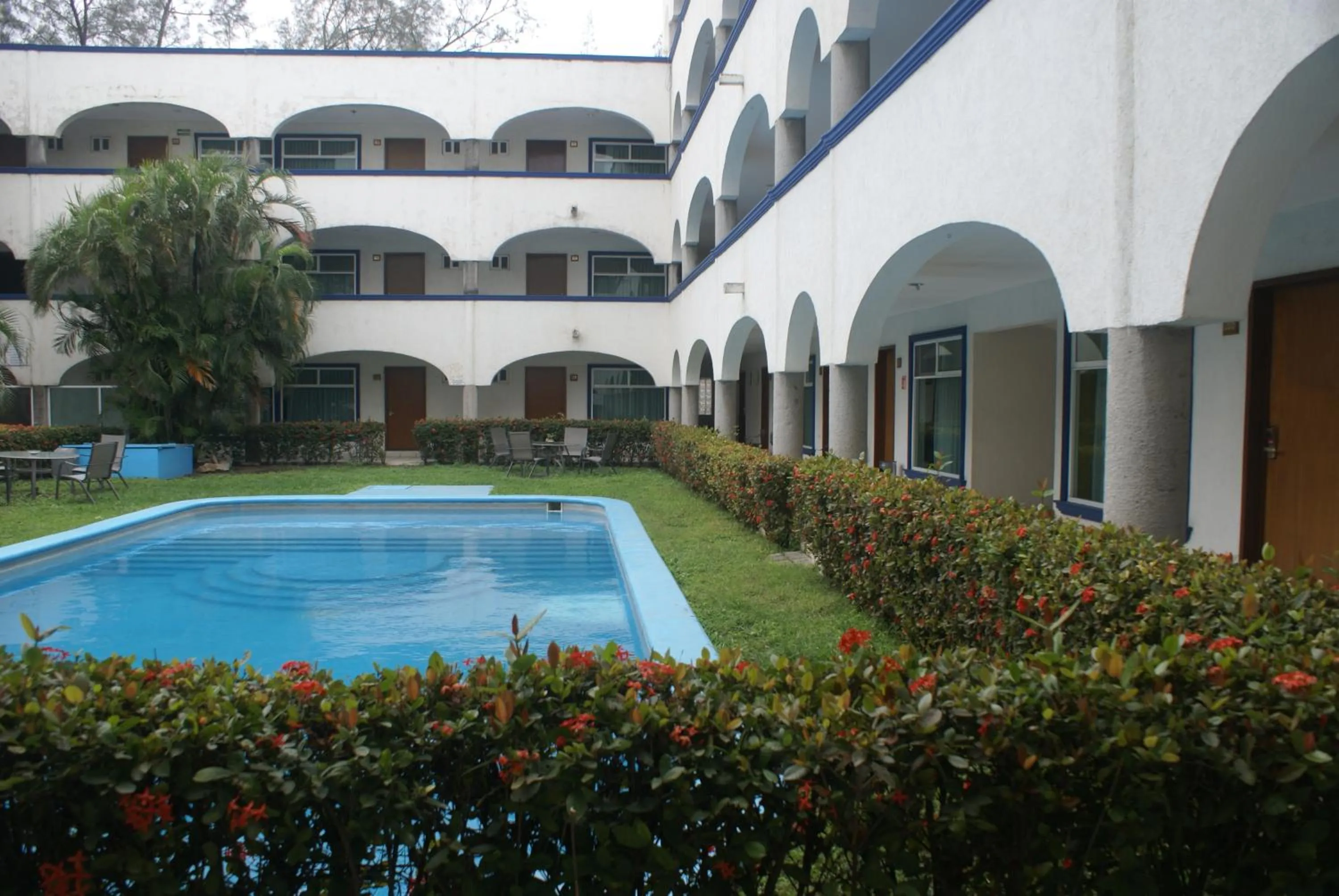 Swimming pool in Hotel Arcos Aeropuerto