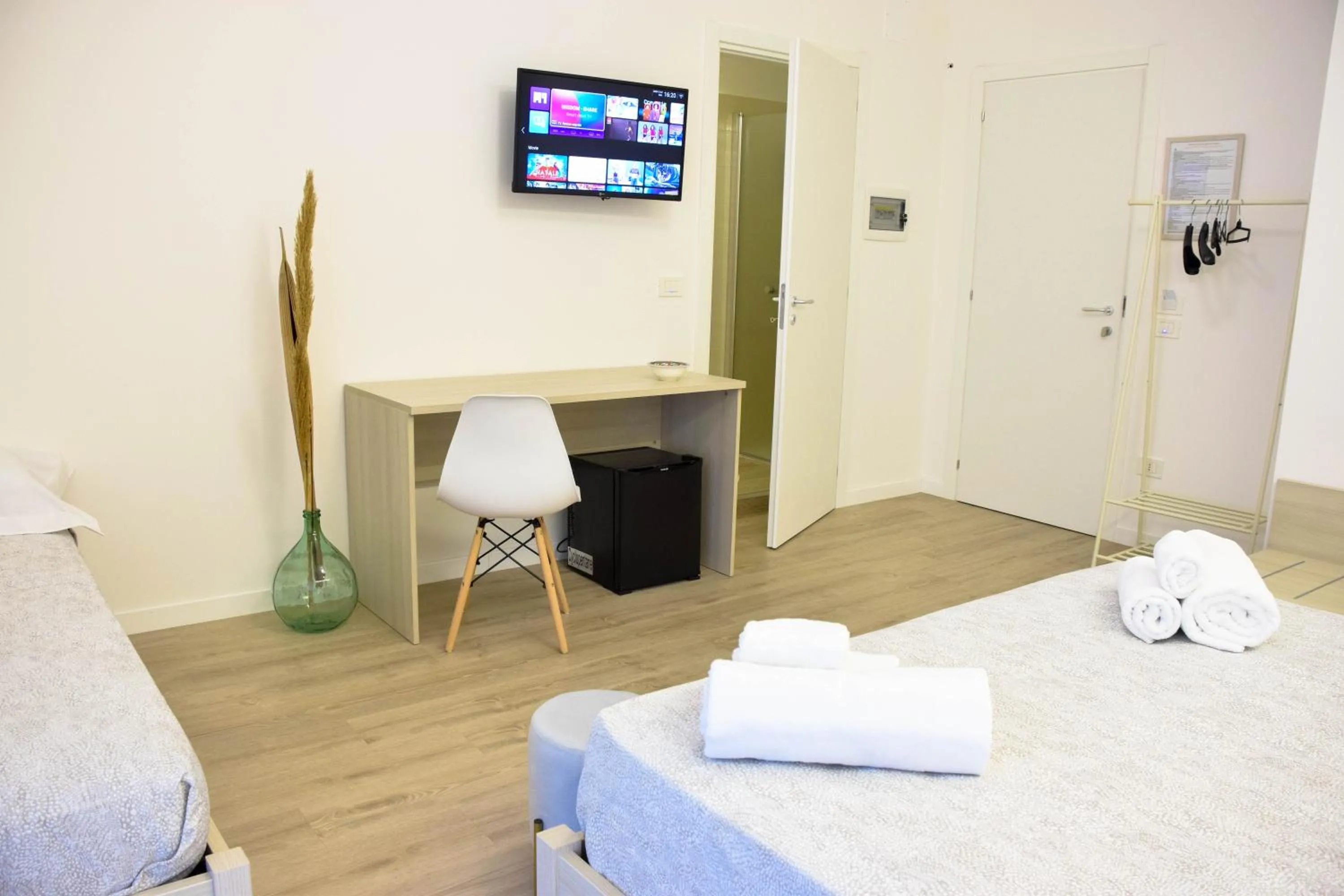 TV and multimedia, Bed in Accòmodati - Camere e Appartamenti
