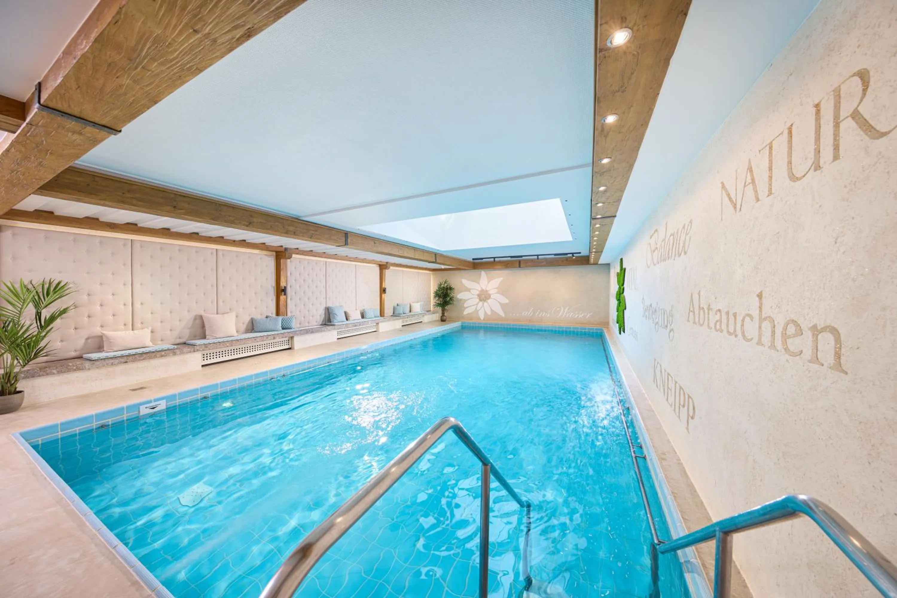 Swimming pool in Kneipp- und Wellvitalhotel Edelweiss