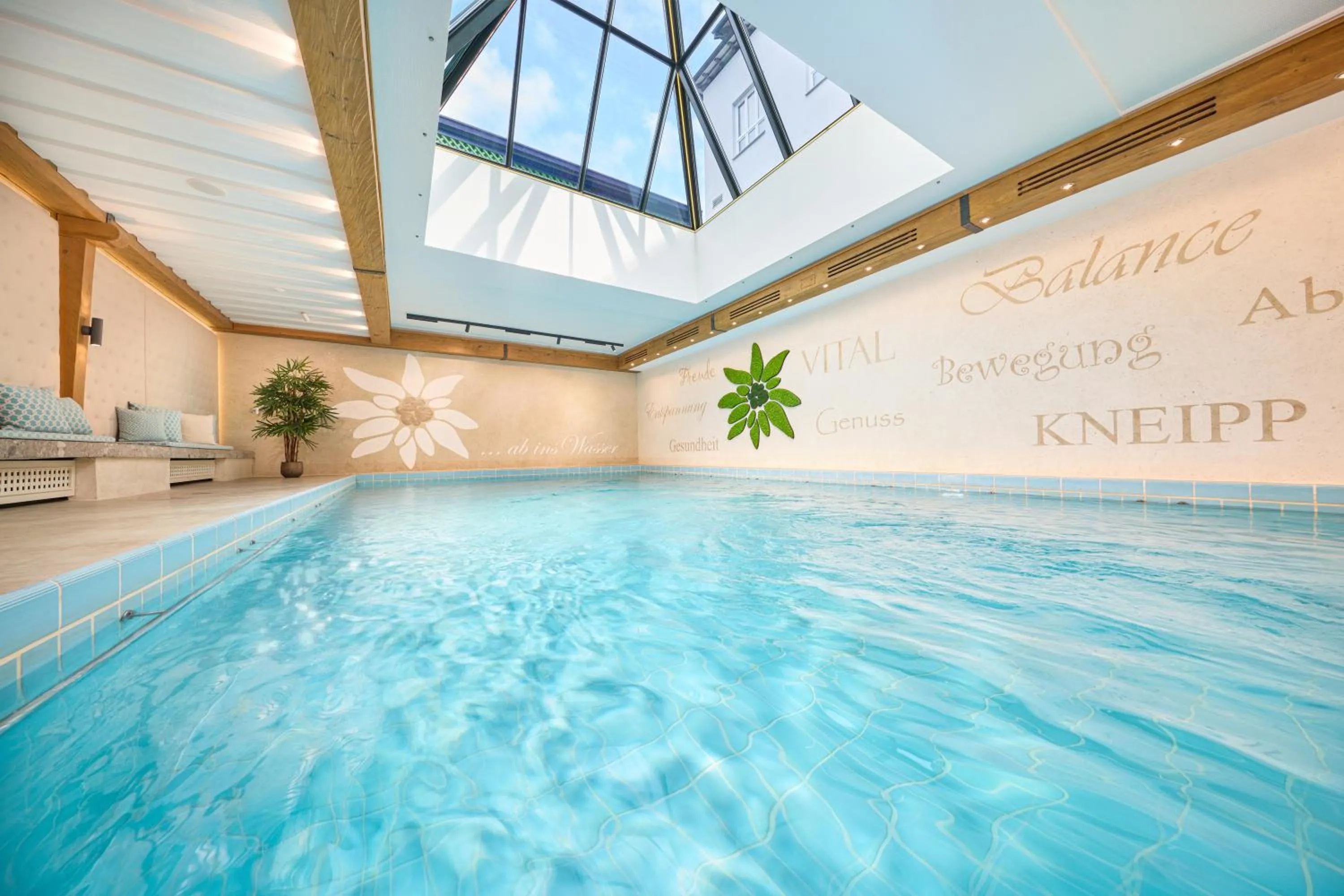 Swimming pool in Kneipp- und Wellvitalhotel Edelweiss