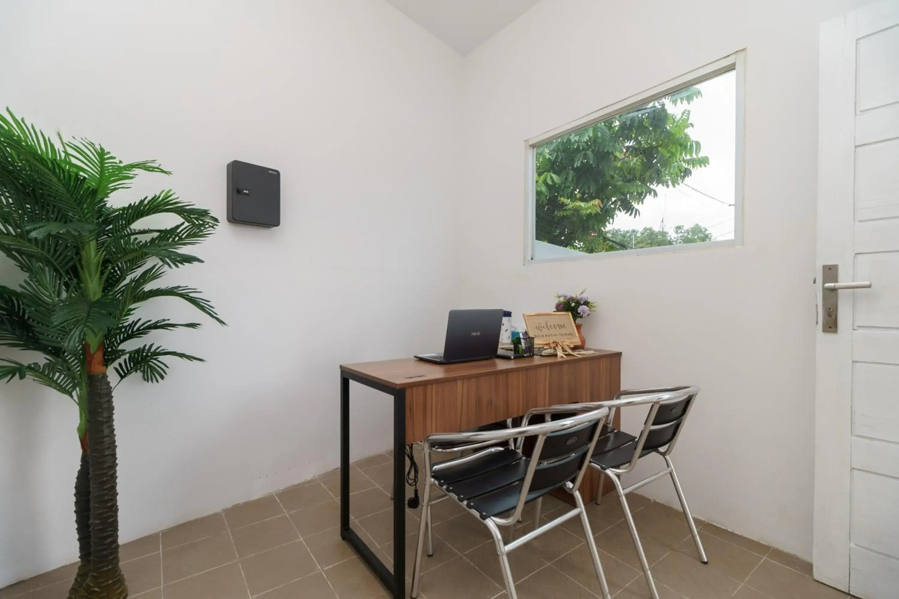 Lobby or reception in RedDoorz @ Jalan Demang Lebar Raya Palembang Lobby or reception in RedDoorz @ Jalan Demang Lebar Raya Palembang