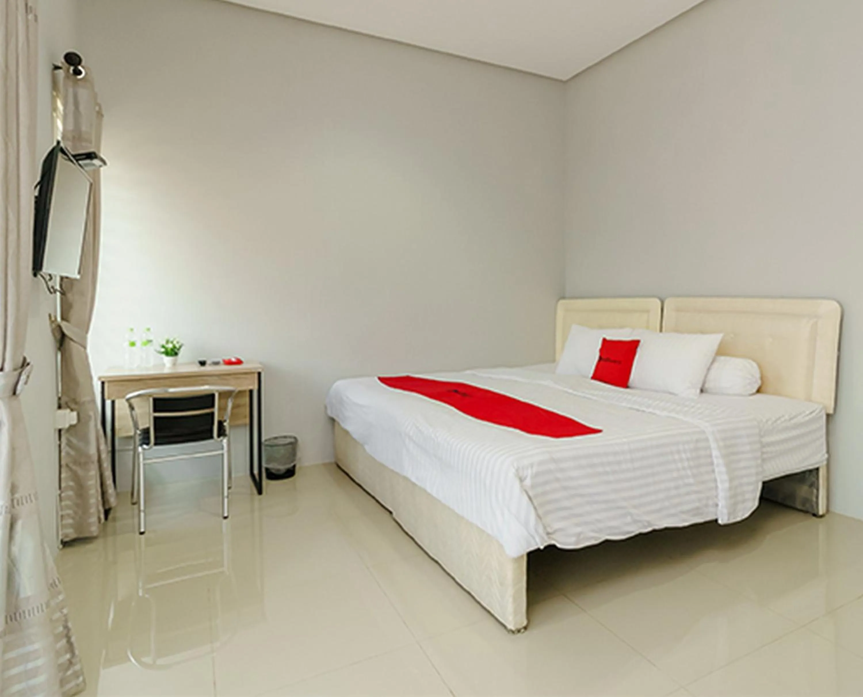 Bed in RedDoorz @ Jalan Demang Lebar Raya Palembang