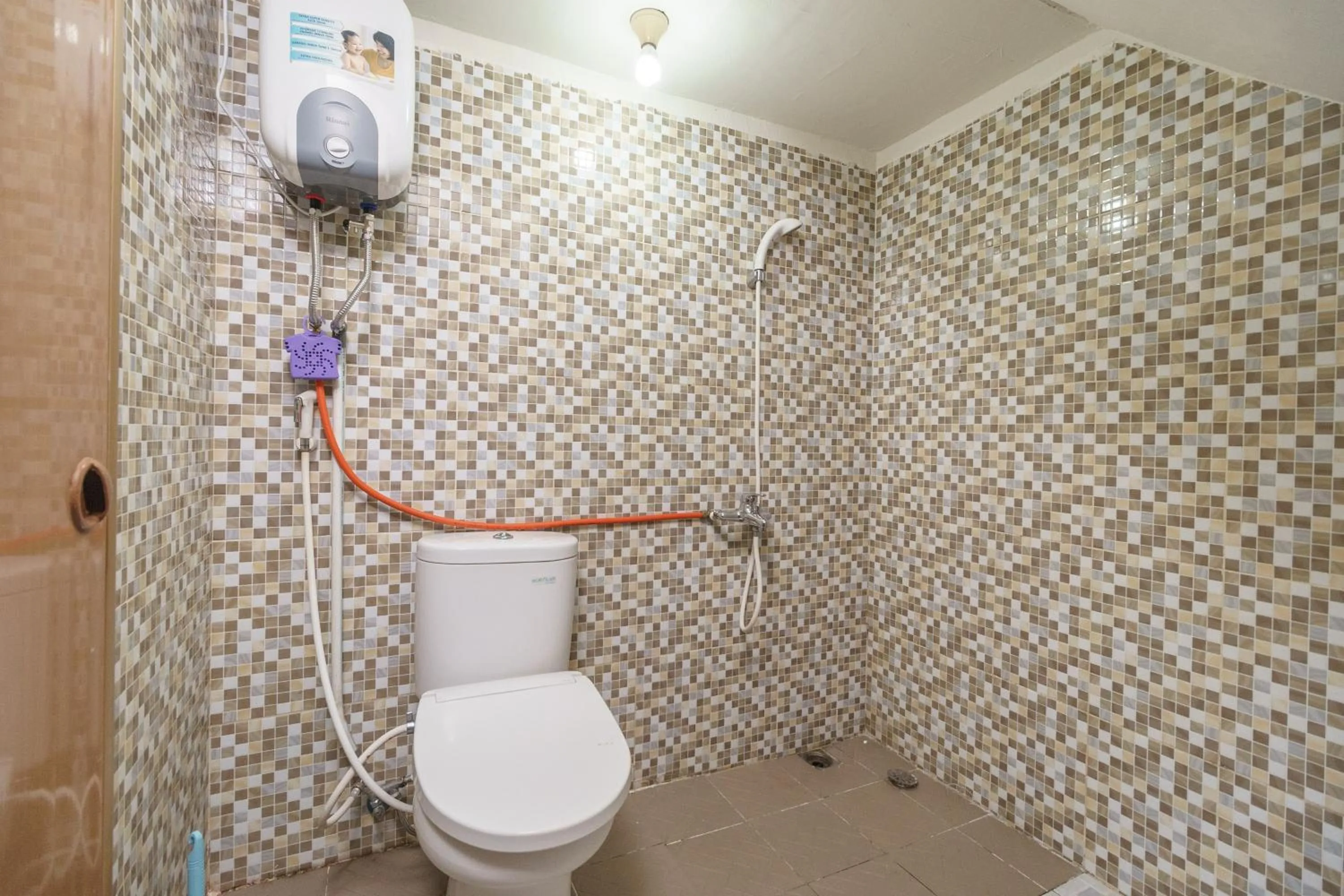 Bathroom in RedDoorz @ Jalan Demang Lebar Raya Palembang