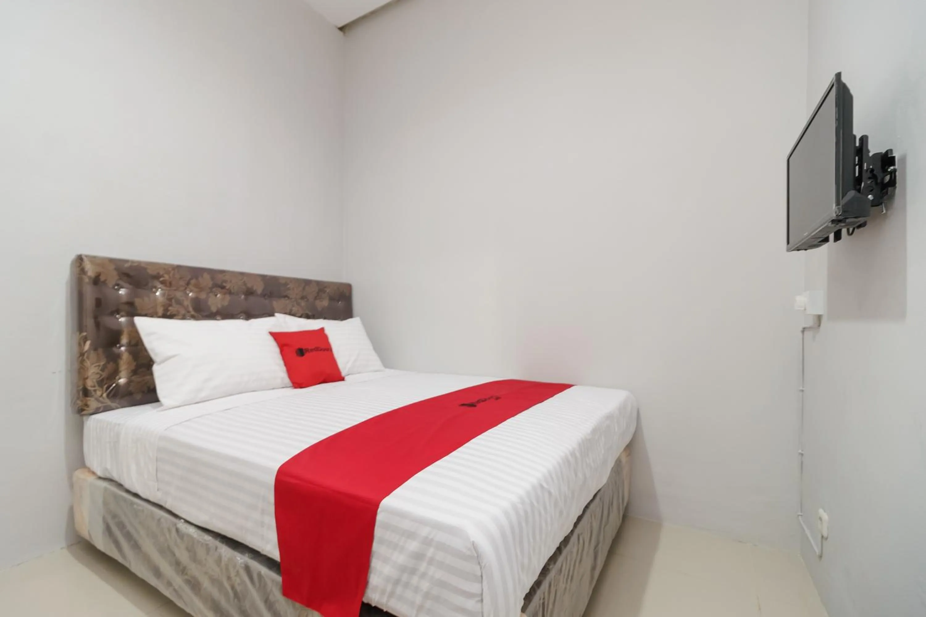 Bed in RedDoorz @ Jalan Demang Lebar Raya Palembang