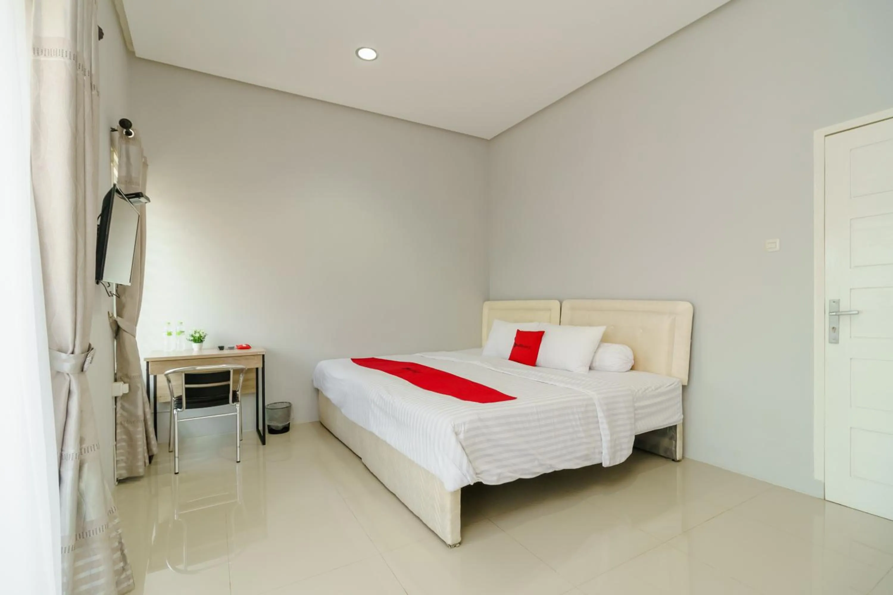 Bed in RedDoorz @ Jalan Demang Lebar Raya Palembang