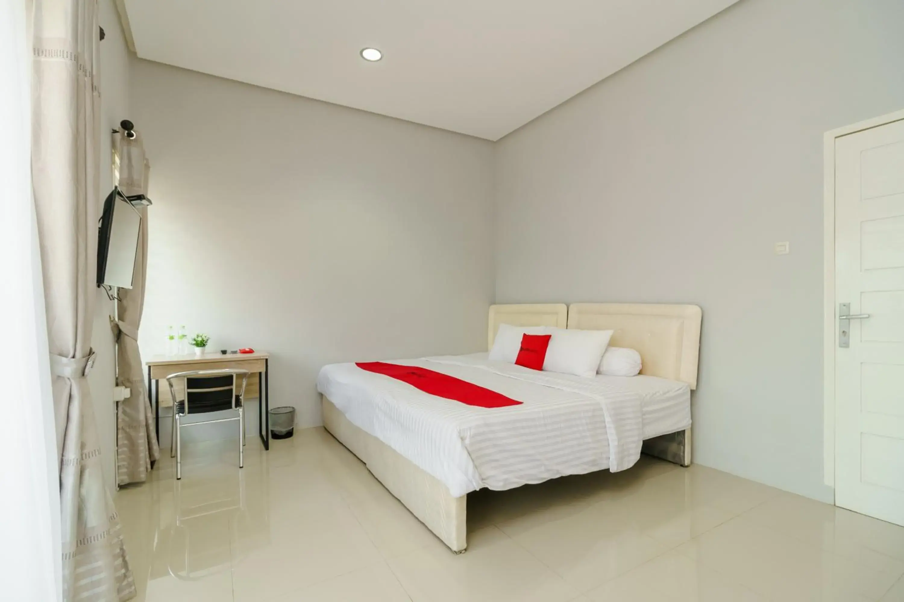 Bed in RedDoorz @ Jalan Demang Lebar Raya Palembang Bed in RedDoorz @ Jalan Demang Lebar Raya Palembang