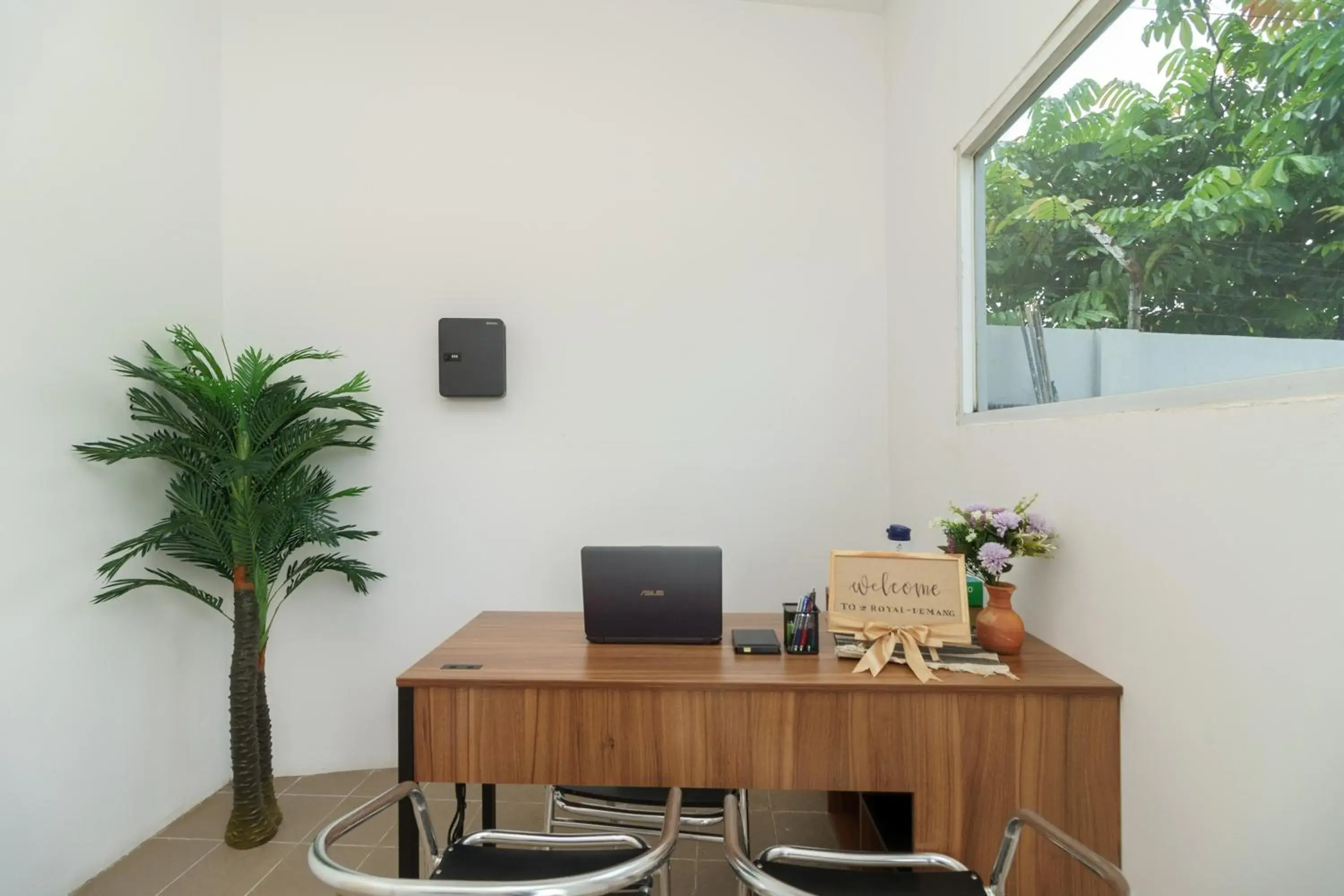 Lobby or reception in RedDoorz @ Jalan Demang Lebar Raya Palembang Lobby or reception in RedDoorz @ Jalan Demang Lebar Raya Palembang