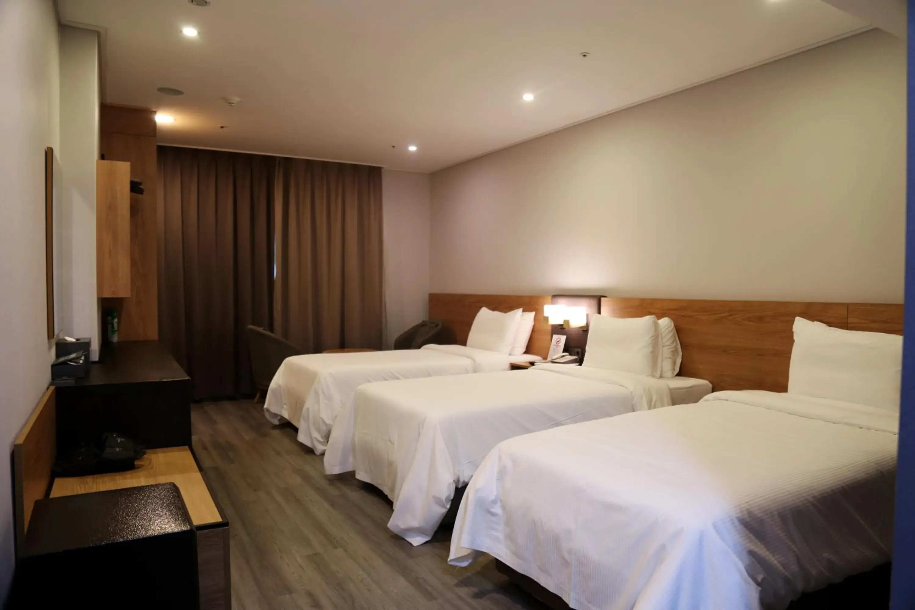 Photo of the whole room, Bed in Embledon Hotel Photo of the whole room, Bed in Embledon Hotel