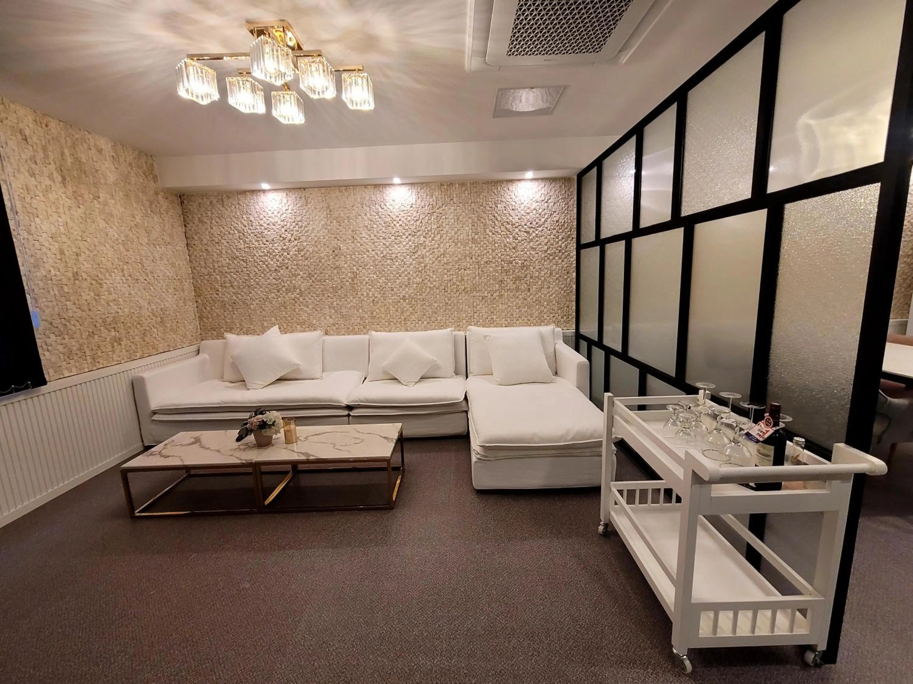 Living room in Embledon Hotel