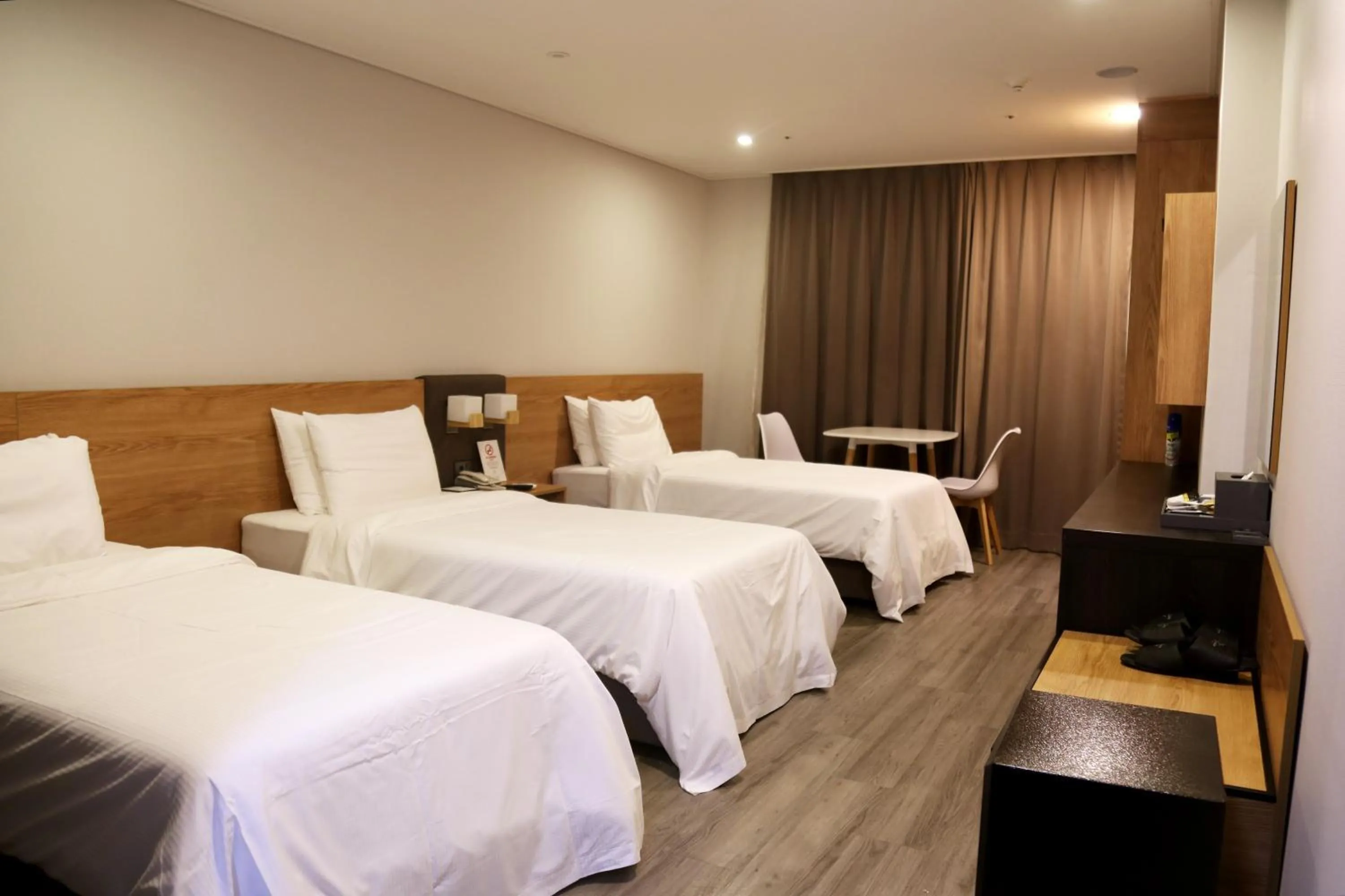 Photo of the whole room, Bed in Embledon Hotel