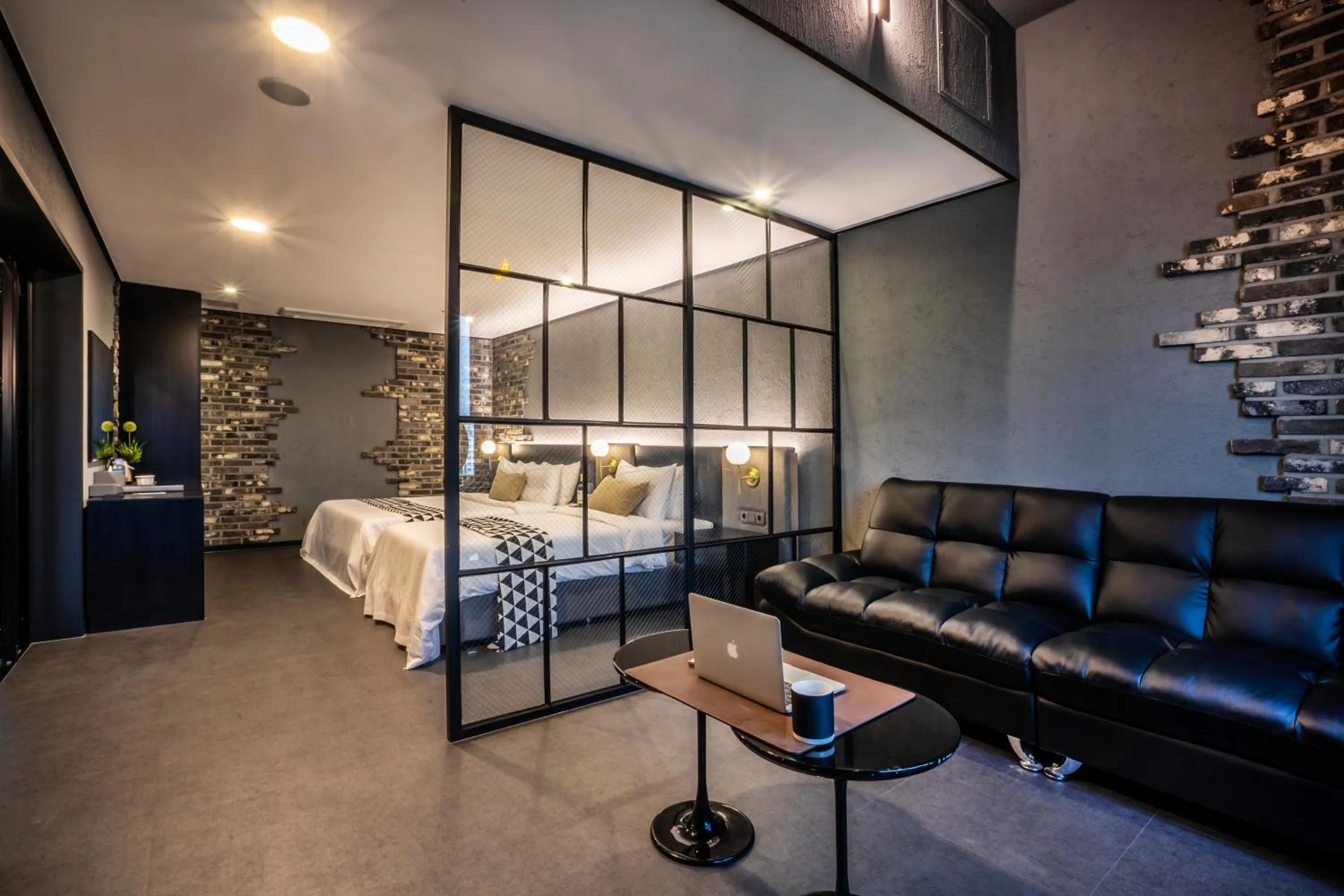 Living room, Bed in Embledon Hotel